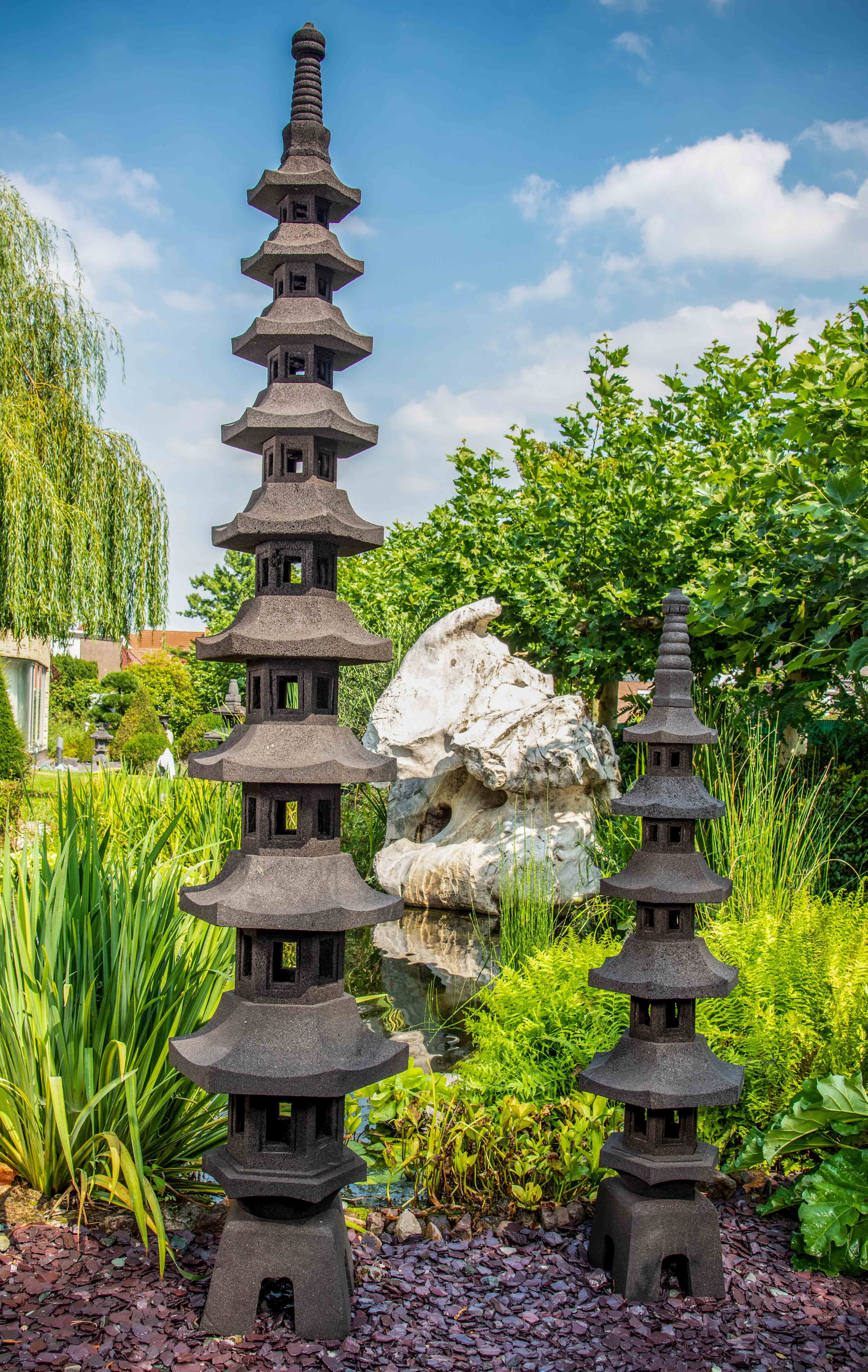 IDYL Gartenfigur Pagoda 5 bzw. und Handarbeit stöckig, ein St), – leichten mit – – (1 Einschüssen wetterfest Lavastein Reine frostsicher Naturprodukt 9