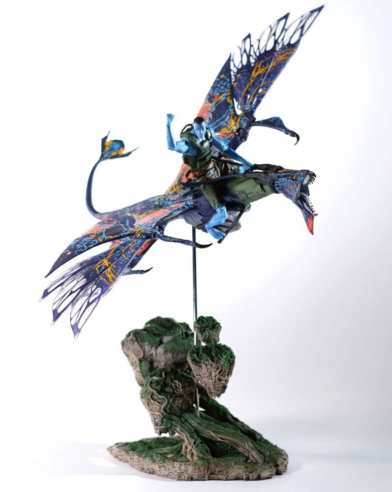 McFarlane Toys Actionfigur Avatar: The Way of Water Actionfigur Recom Quaritch & RDA Banshee (Gol