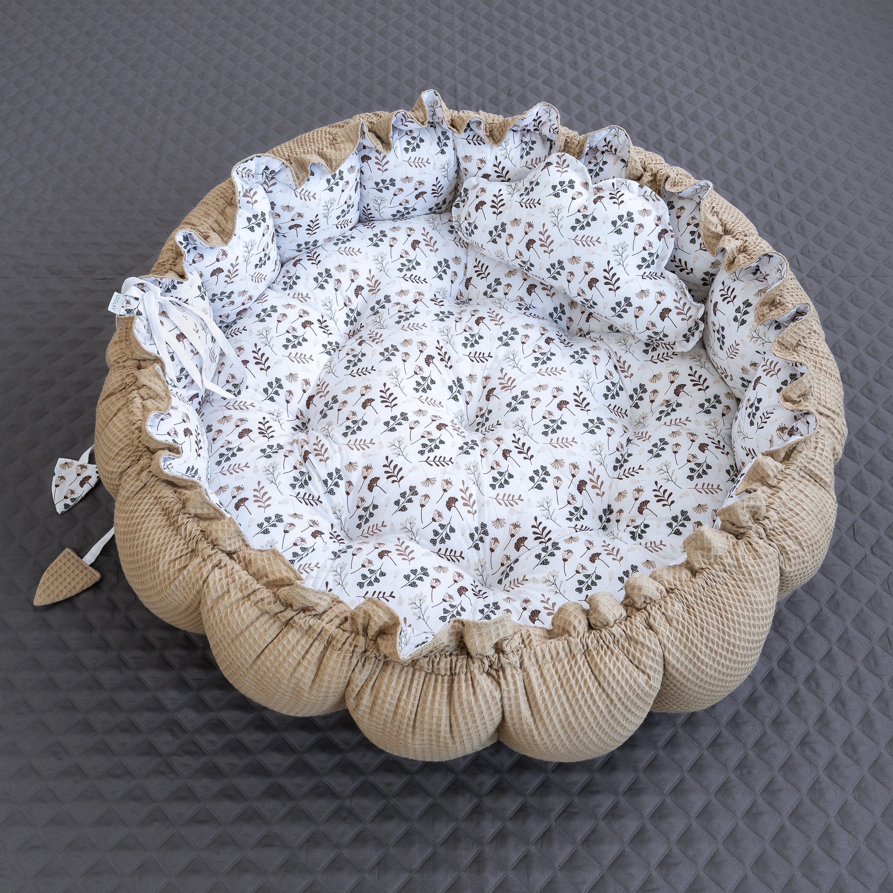 Loolay Baby-Reisebett Zweiseitig ENGELSNEST XXL Premium WAFFELPIQUE + Decke + Kissen, 2-tlg., Babynest TAUPE Beige/ BLUMEN BRAUN Baumwolle Krabbeldecke