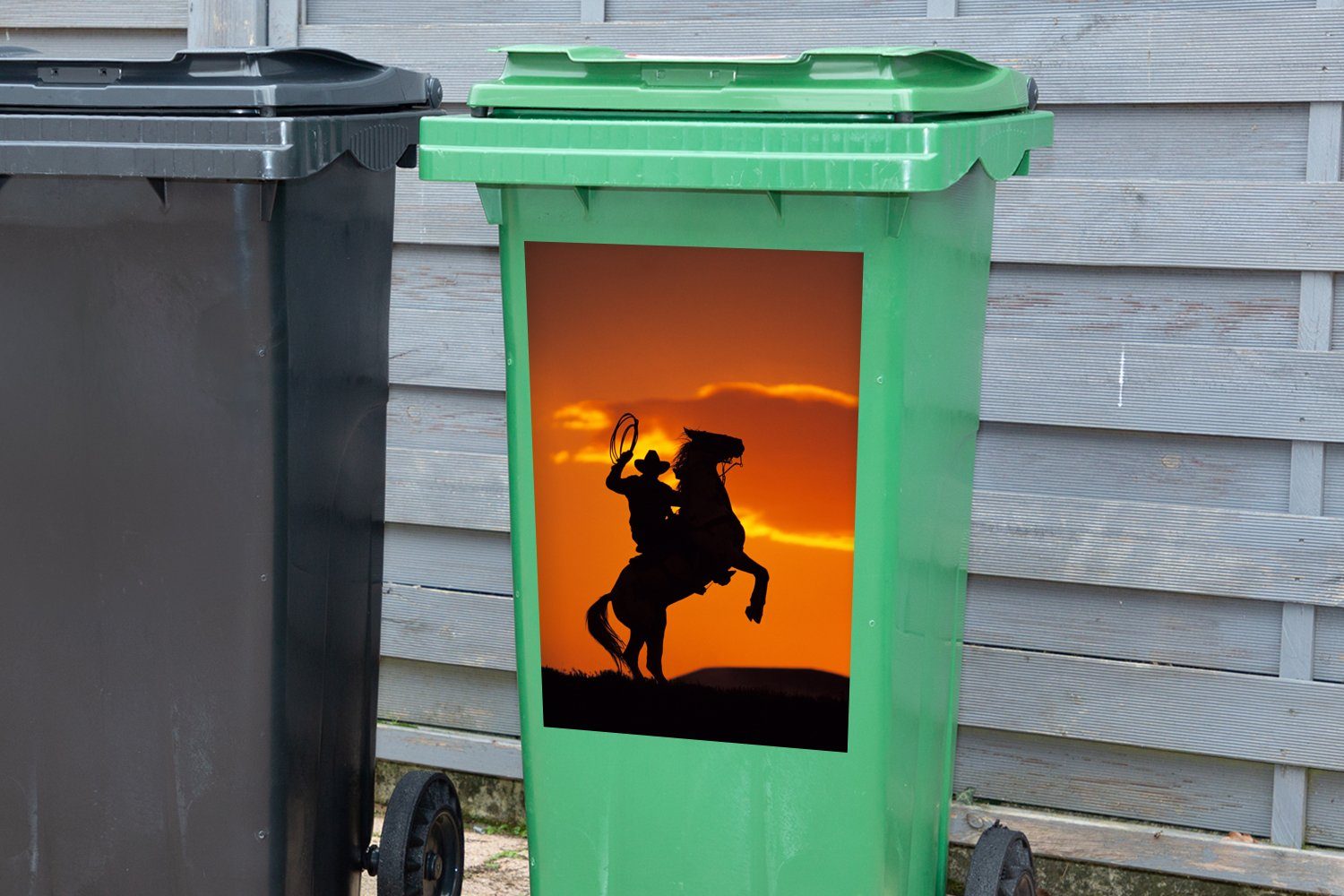 (1 Sticker, MuchoWow St), auf Cowboys der Abfalbehälter Container, Mülleimer-aufkleber, dem Mülltonne, Silhouette Wandsticker Pferderücken, tänzelt eines