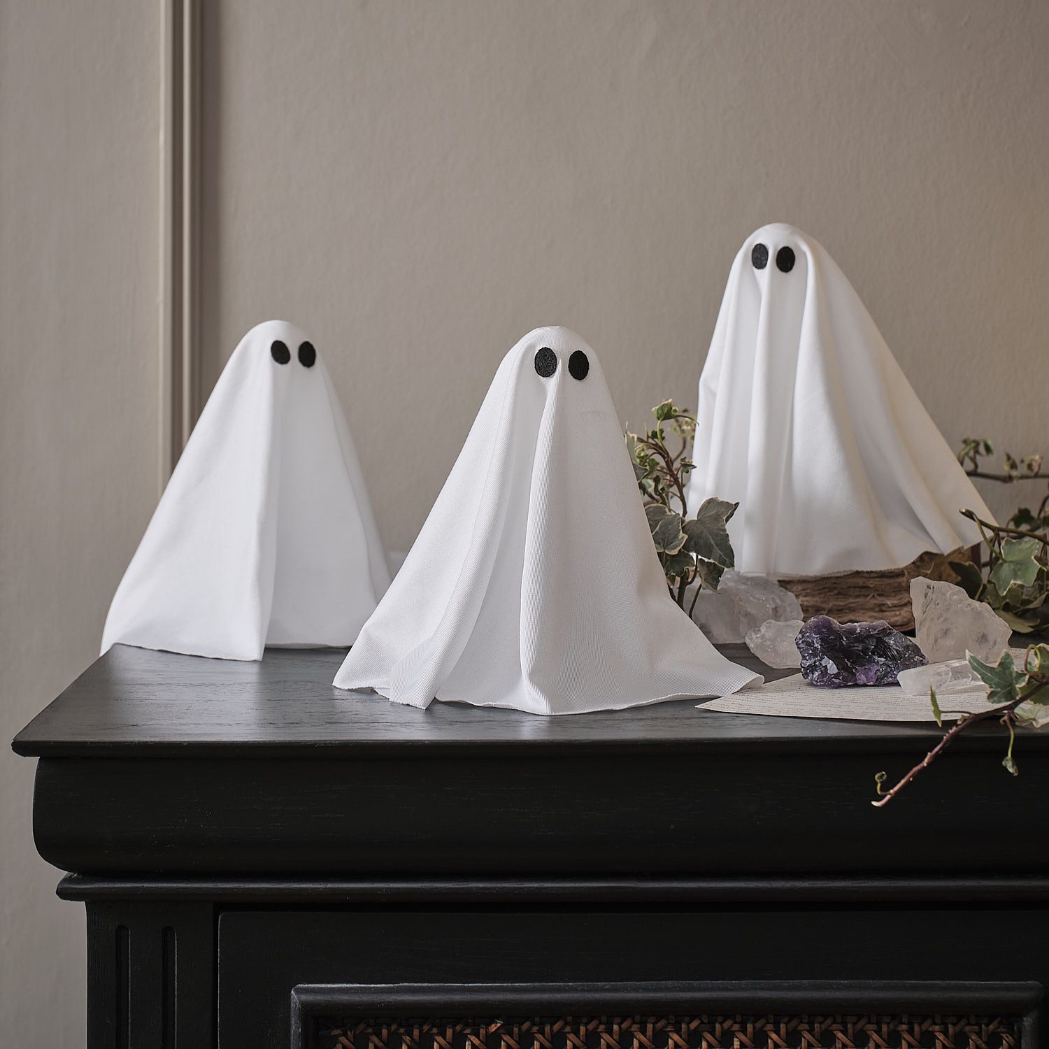 Lights4fun LED-Dekofigur 3er Set Mini LED-Halloween-Geister mit 6h-Timer – Bild 2 von 2