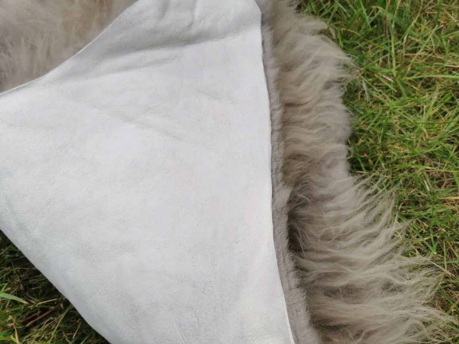 Provellus Fellteppich Öko Schaffell Lammfell Taupe 2.Wahl Bis 140 cm, 30x30cm rund – Bild 3 von 5