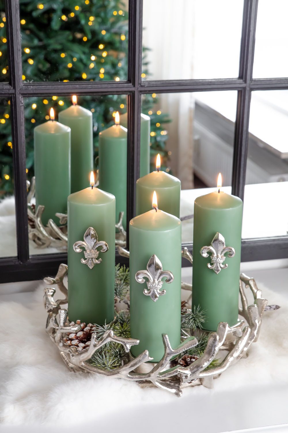 EDZARD Kerzenständer Kerzenstecker Lilie, Kerzenpin für Stumpenkerzen, Deko-Stecker, Kerzenbrosche, vernickelt