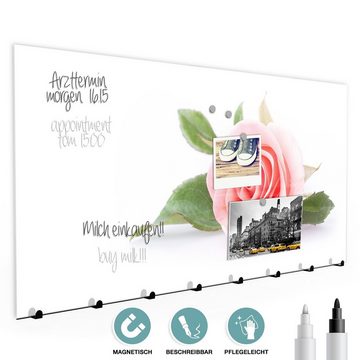 Primedeco Garderobenpaneel Magnetwand und Memoboard aus Glas Blume auf hellem Hintergrund