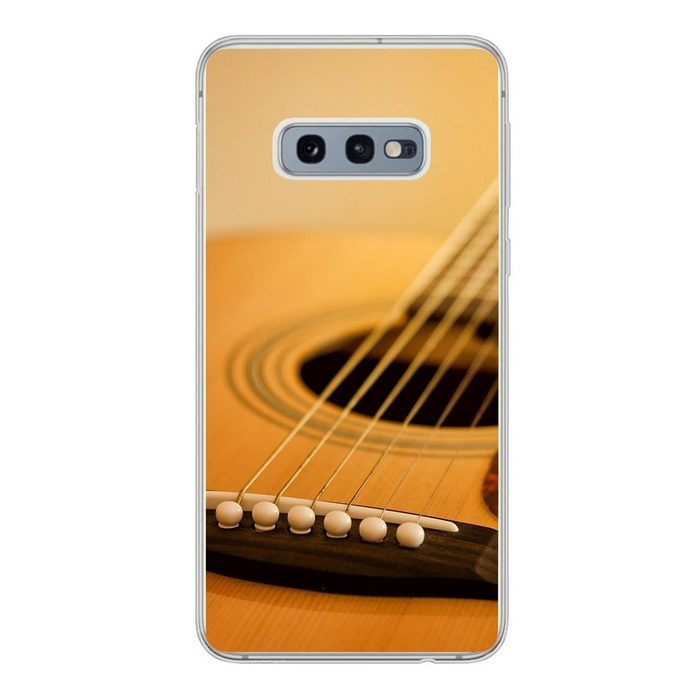 MuchoWow Handyhülle Gekippte Ansicht einer akustischen Gitarre Phone Case Handyhülle Samsung Galaxy S10e Silikon Schutzhülle