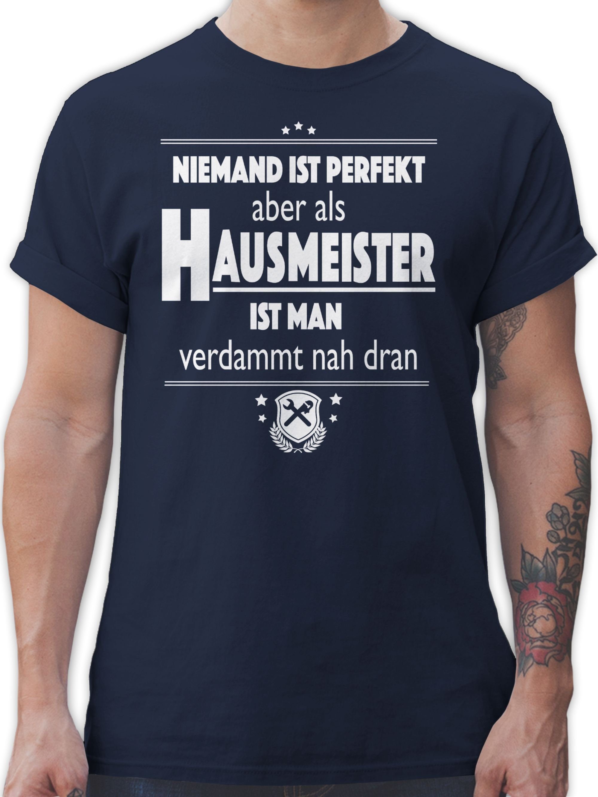 Shirtracer T-Shirt Niemand ist perfekt aber als Hausmeister ist man verdammt nah dran - Handwerker Geschenke - Herren Premium T-Shirt hausmeister tshirt - arbeitstshirts - männer geschenke handwerker 2 Navy Blau