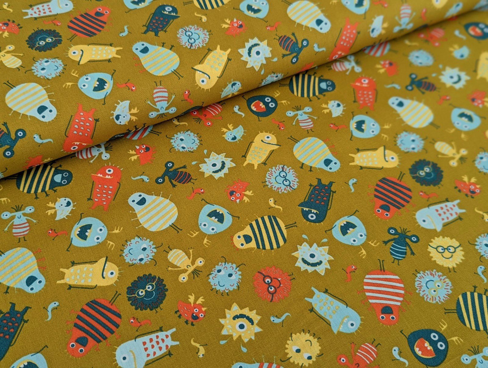 Stoff Baumwollstoff Poplin Kleine Aliens Monster auf Senf Gelb Stoff