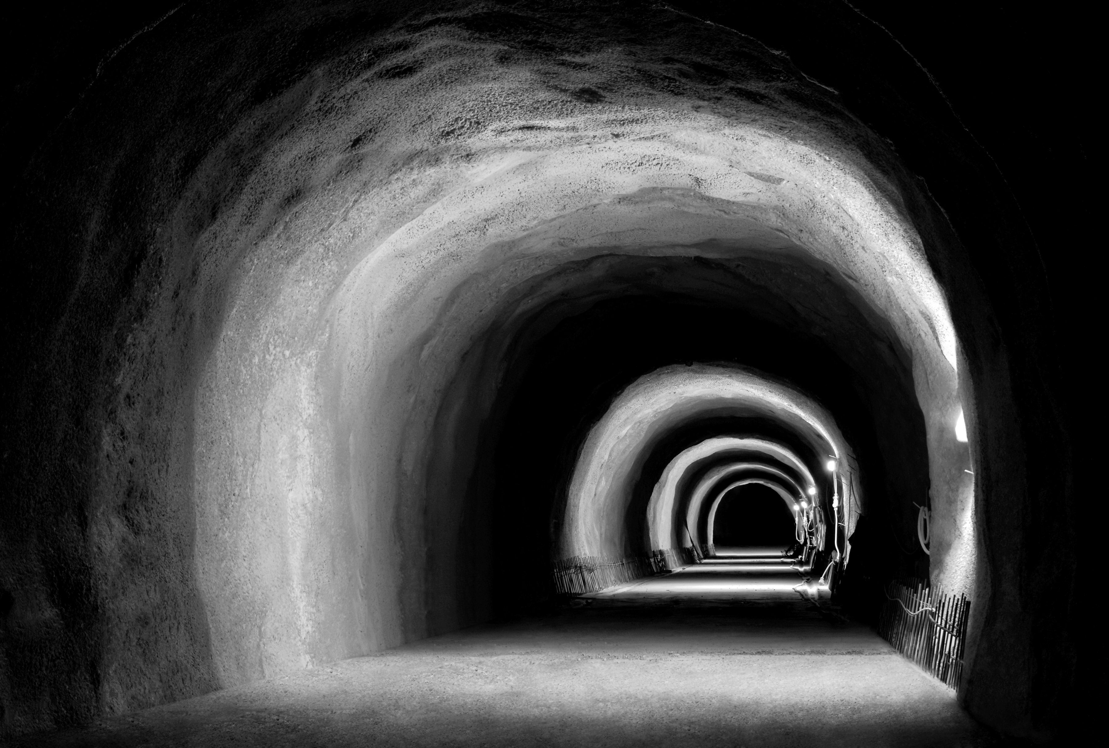 Papermoon Fototapete Tunnel Schwarz & Weiß