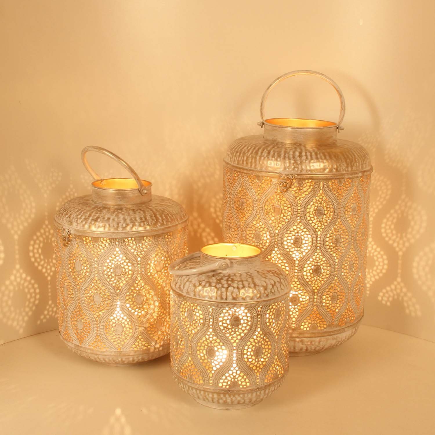 Casa Moro Kerzenlaterne Suraya 3er Set in Shabby Chic Weiß Gold aus Metall (Marokkanisches Windlicht stehend & hängend, 3er Set Wohn Deko), Tischlaterne für Ostern Muttertag Dekoration Idee Geschenk IRL5010