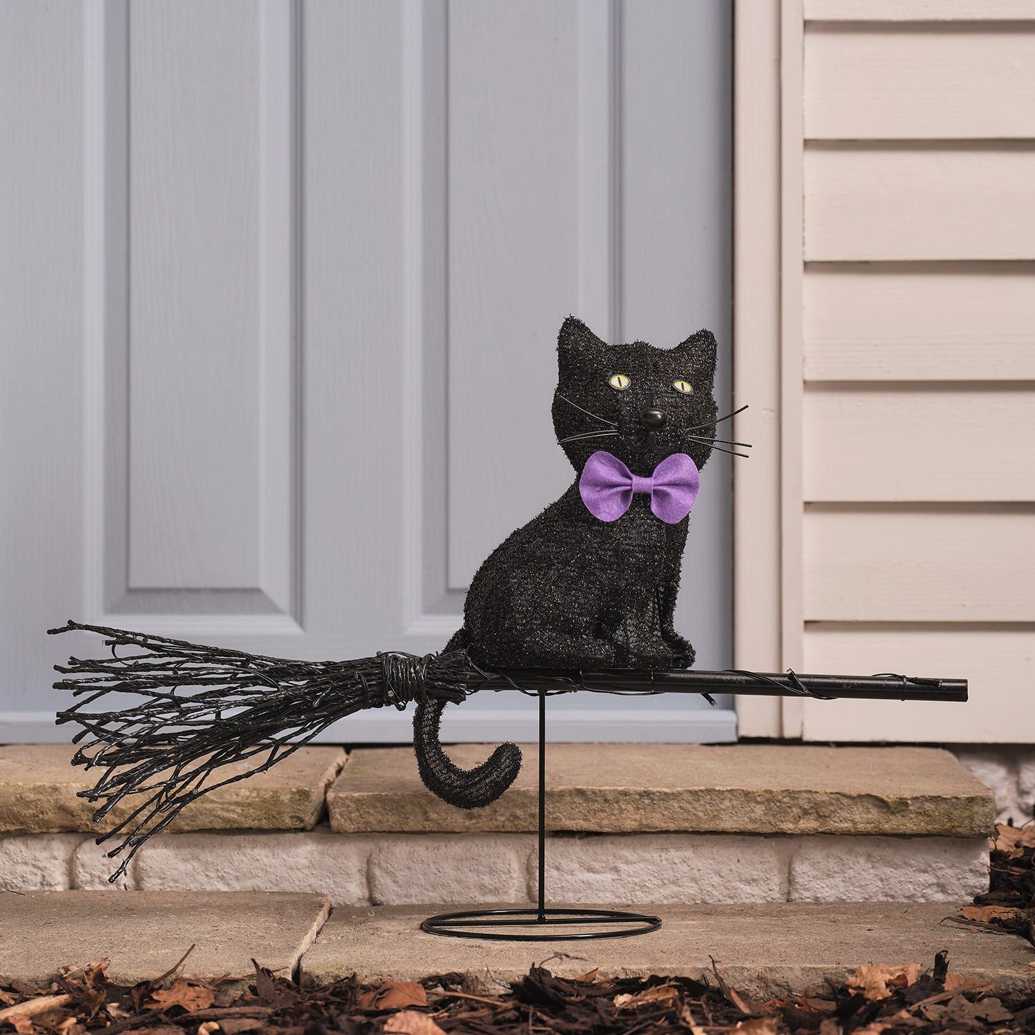 Lights4fun LED-Dekofigur LED-Halloween-Katze auf Besen mit Timer für den Außenbereich – Bild 3 von 5