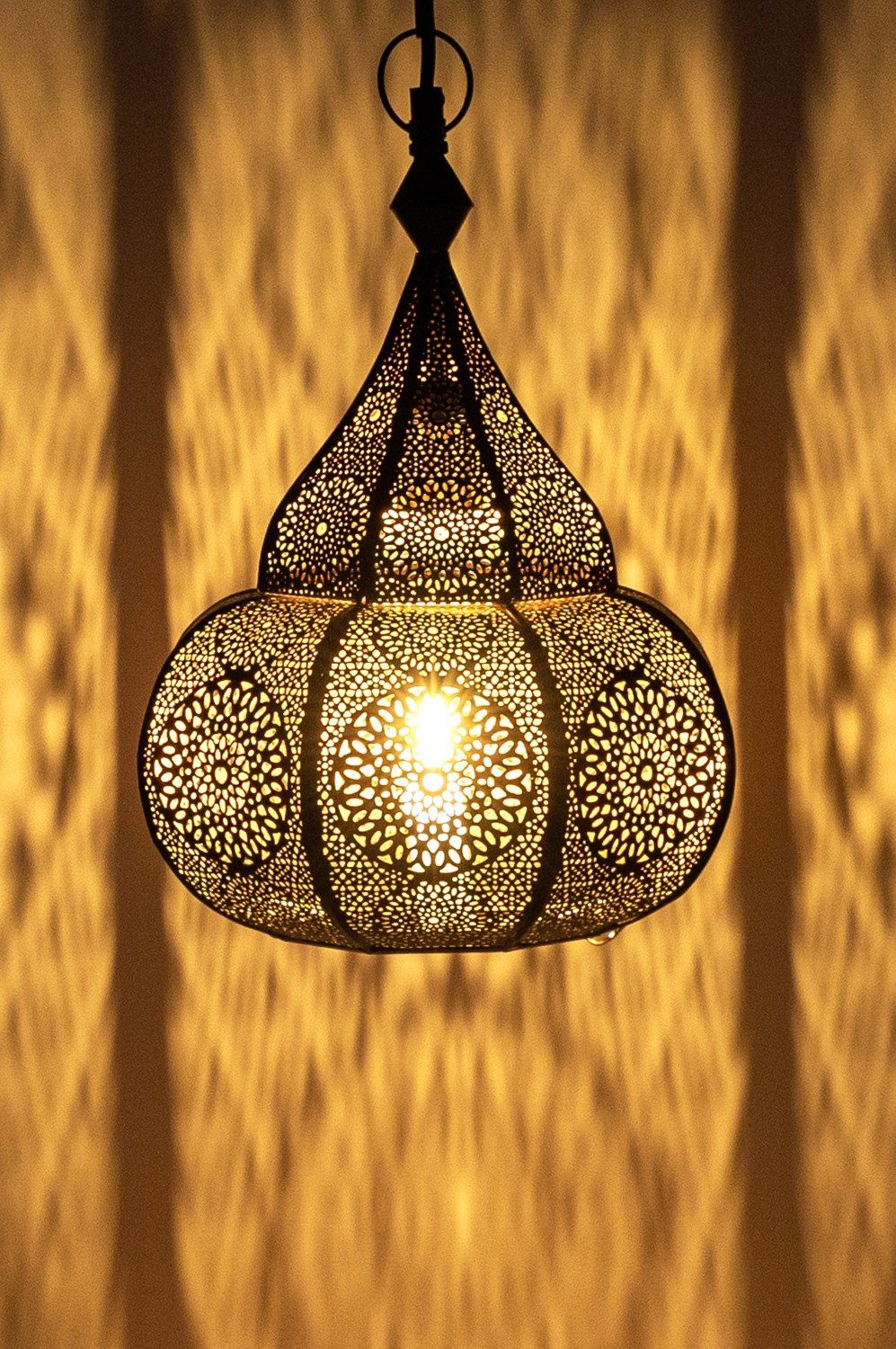 Marrakesch Orient & Mediterran Interior Pendelleuchte Pendelleuchte Ilham Lampe aus Metall im modernen Design, in Gold 40 cm, Handarbeit – Bild 4 von 5