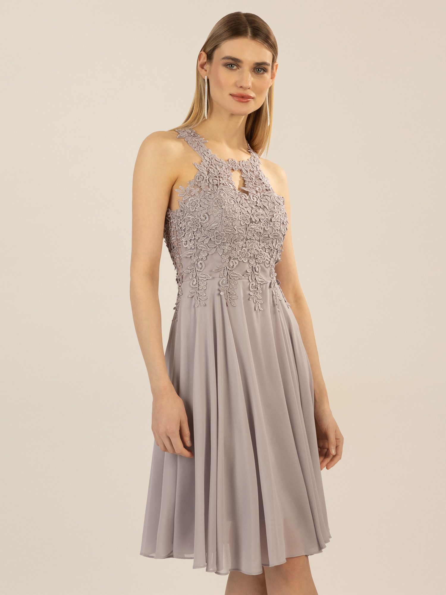 Apart Cocktailkleid aus einer Plastischen Spitze günstig online kaufen