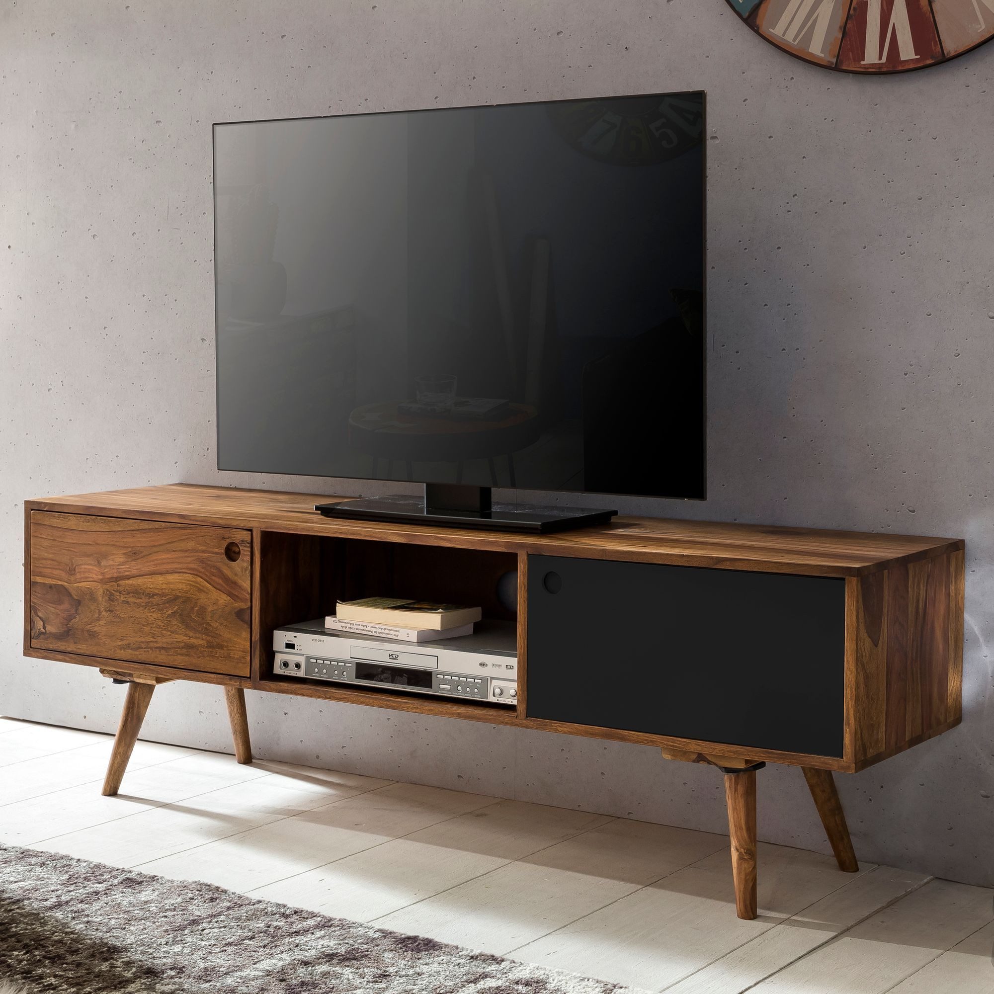 furnicato Lowboard Massivholz, Walnuss Finish 140x45x35 cm (1 St), Kabeldurchlass mit Stauraum TV-Unterschrank für dein Wohnzimmer