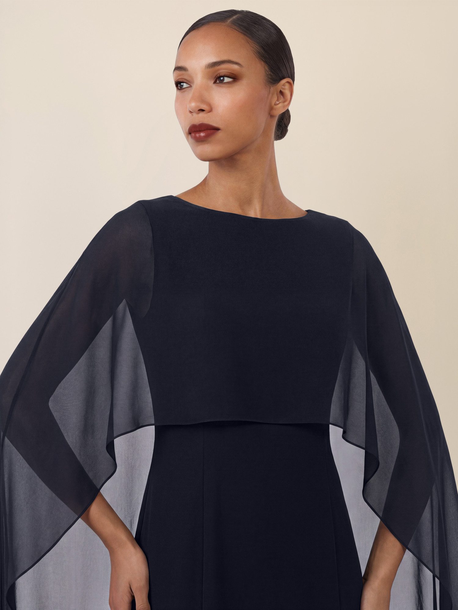 Apart Abendkleid mit Cape