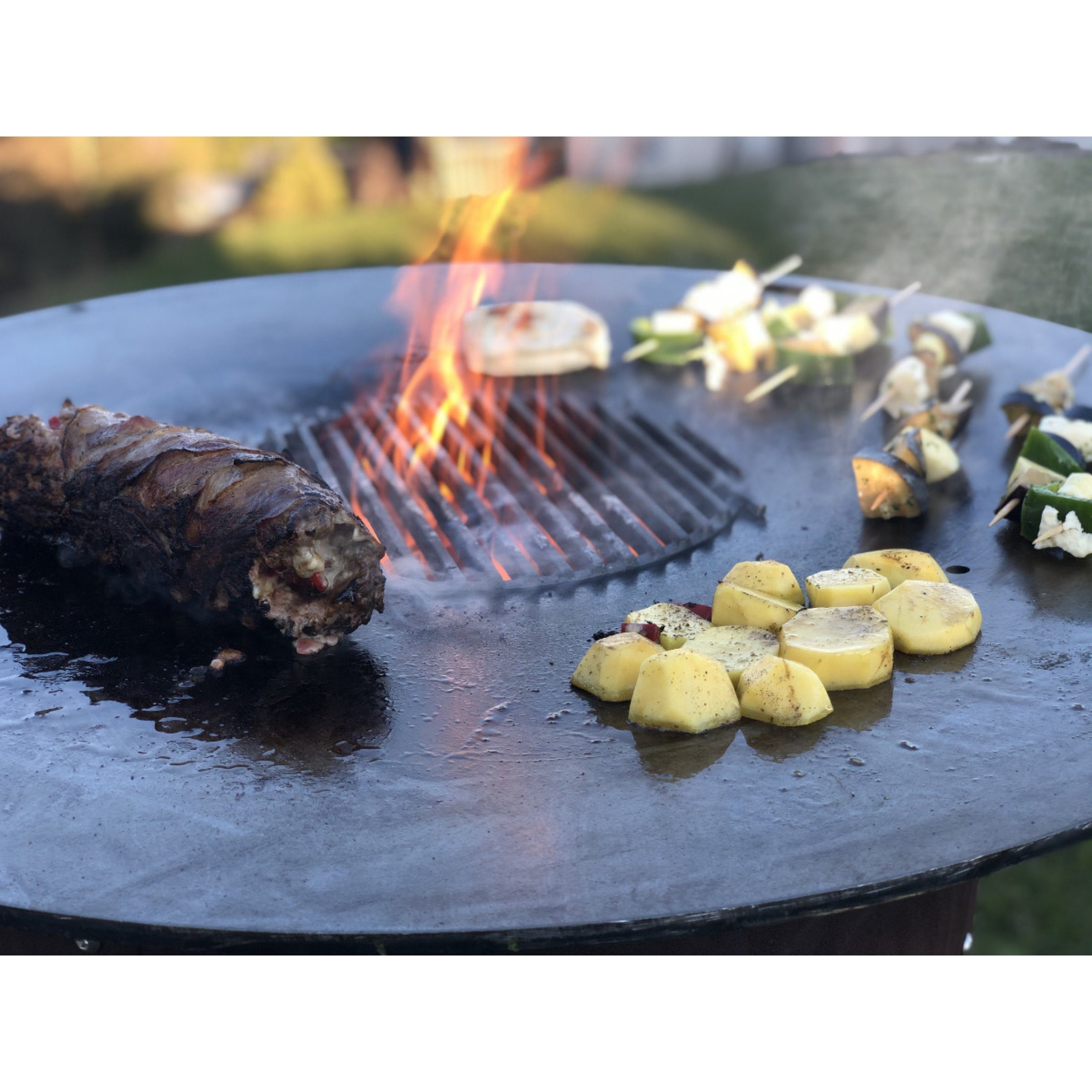 DEINWERK Feuerstelle DEINWERK Grillfass-Set Grilltonne aus Corten mit Plancha, Grillrost
