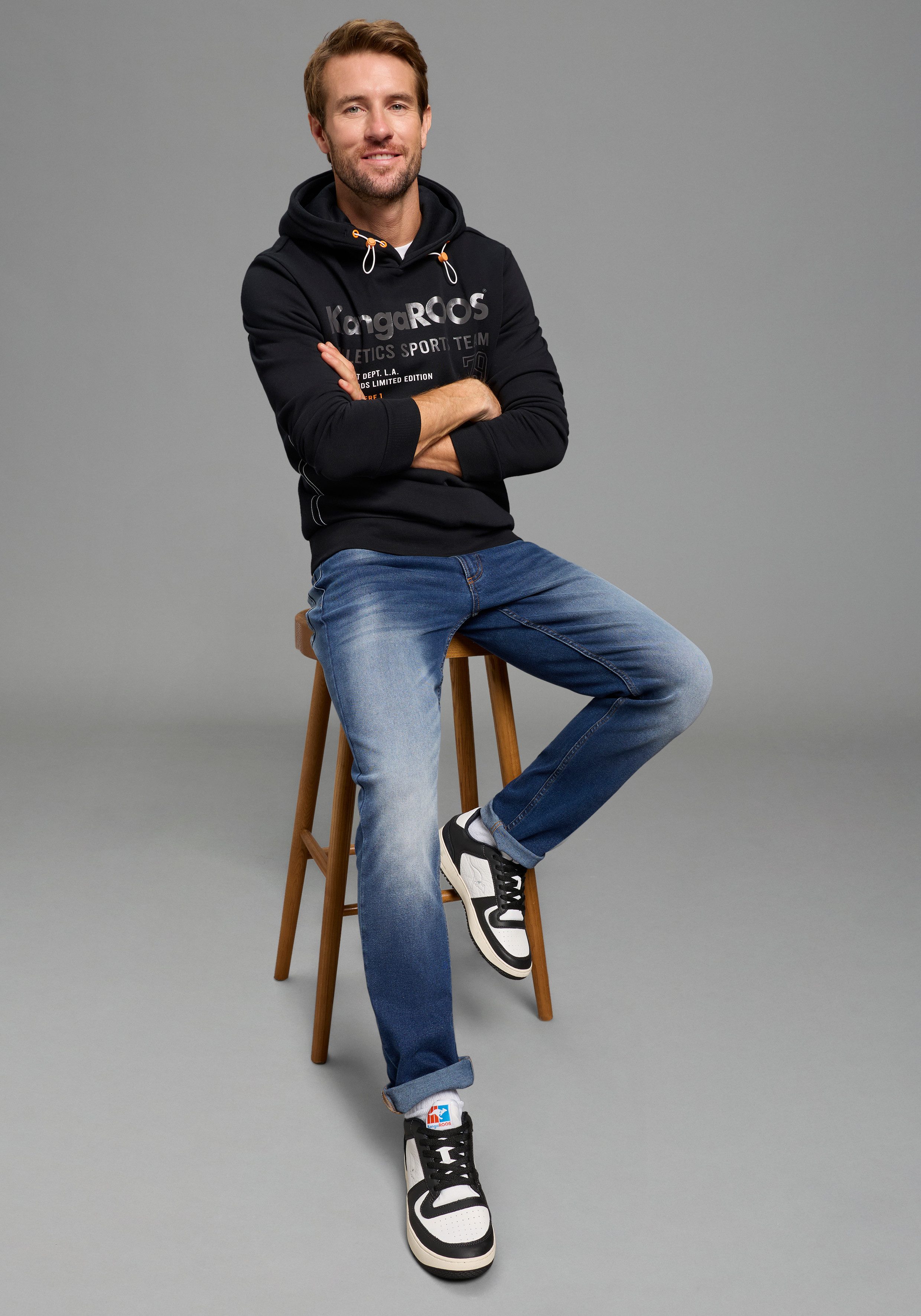 KangaROOS Kapuzensweatshirt mit regulierbarem Elastikband an der Kapuze, schmale Passform – Bild 4 von 5