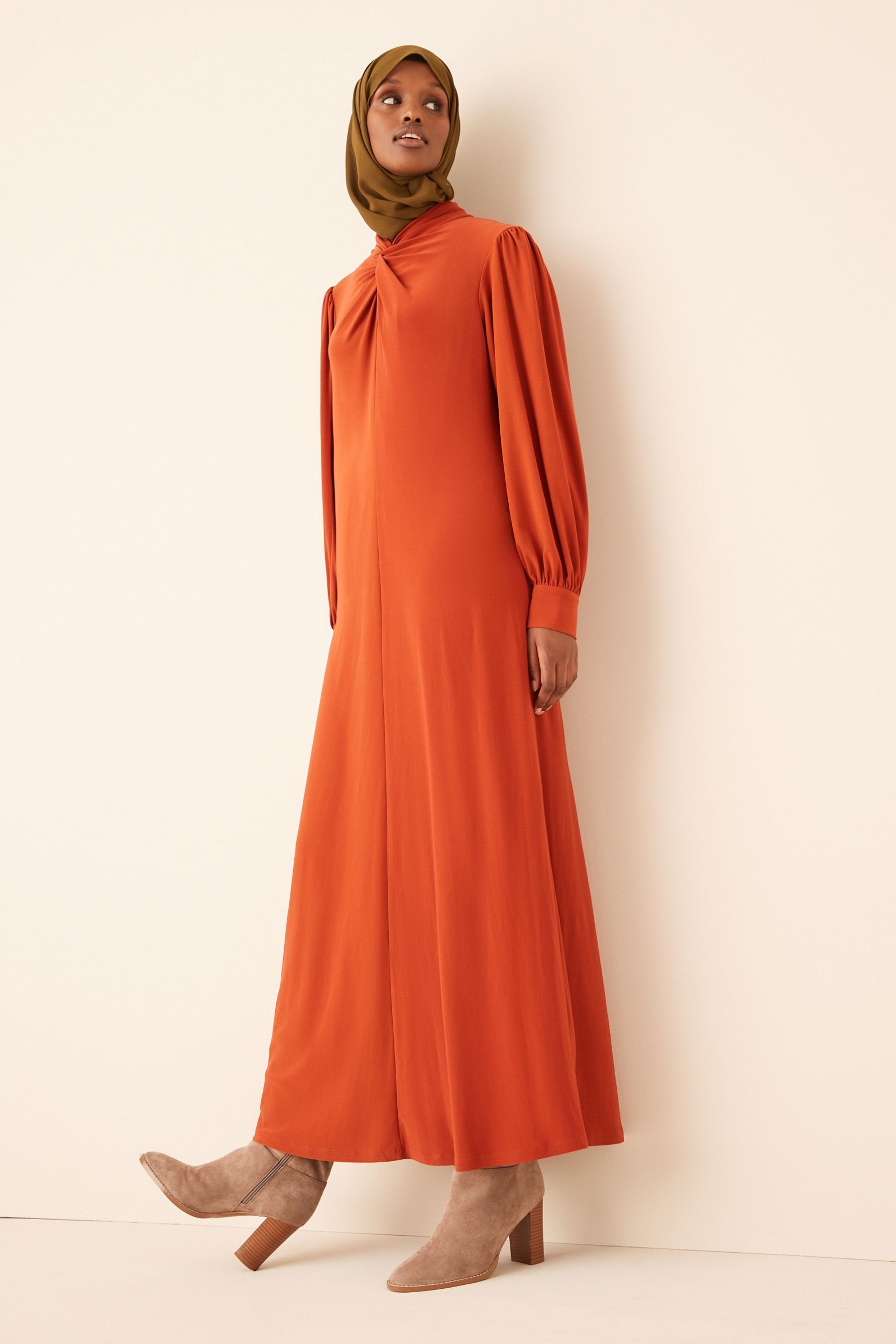 Next Maxikleid Langärmeliges Kleid mit Orange (1-tlg) geknotetem Stehkragen Burnt