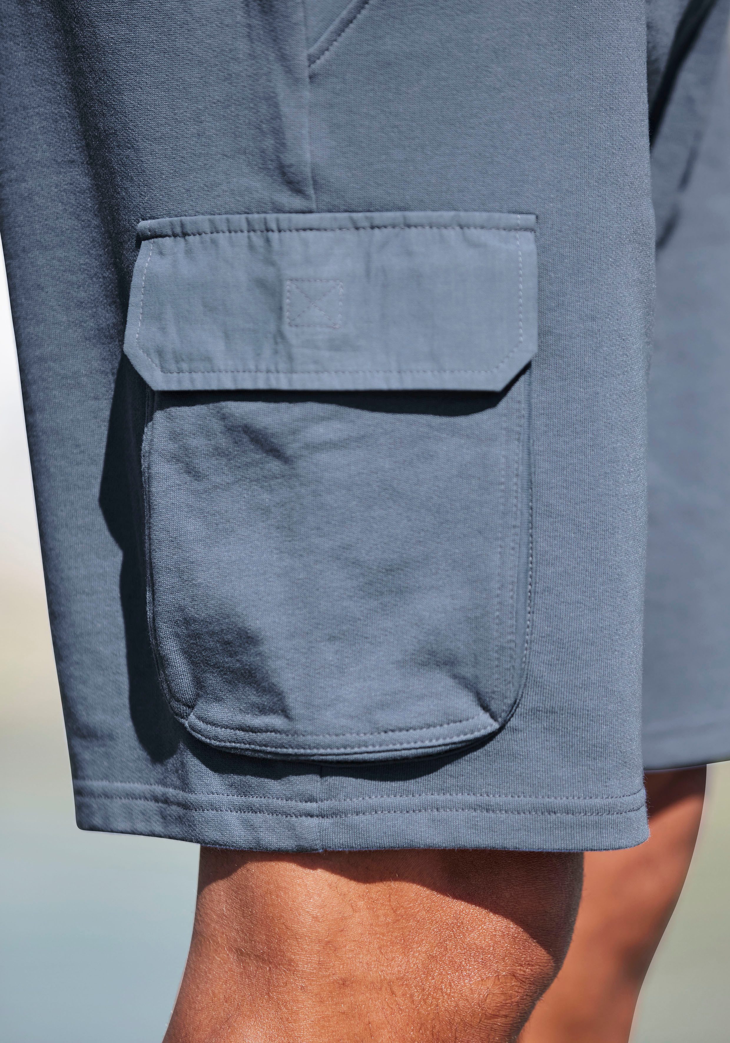 AUTHENTIC LE JOGGER Sweatshorts, kurze Sweathose Cargotaschen mit Webdetails
