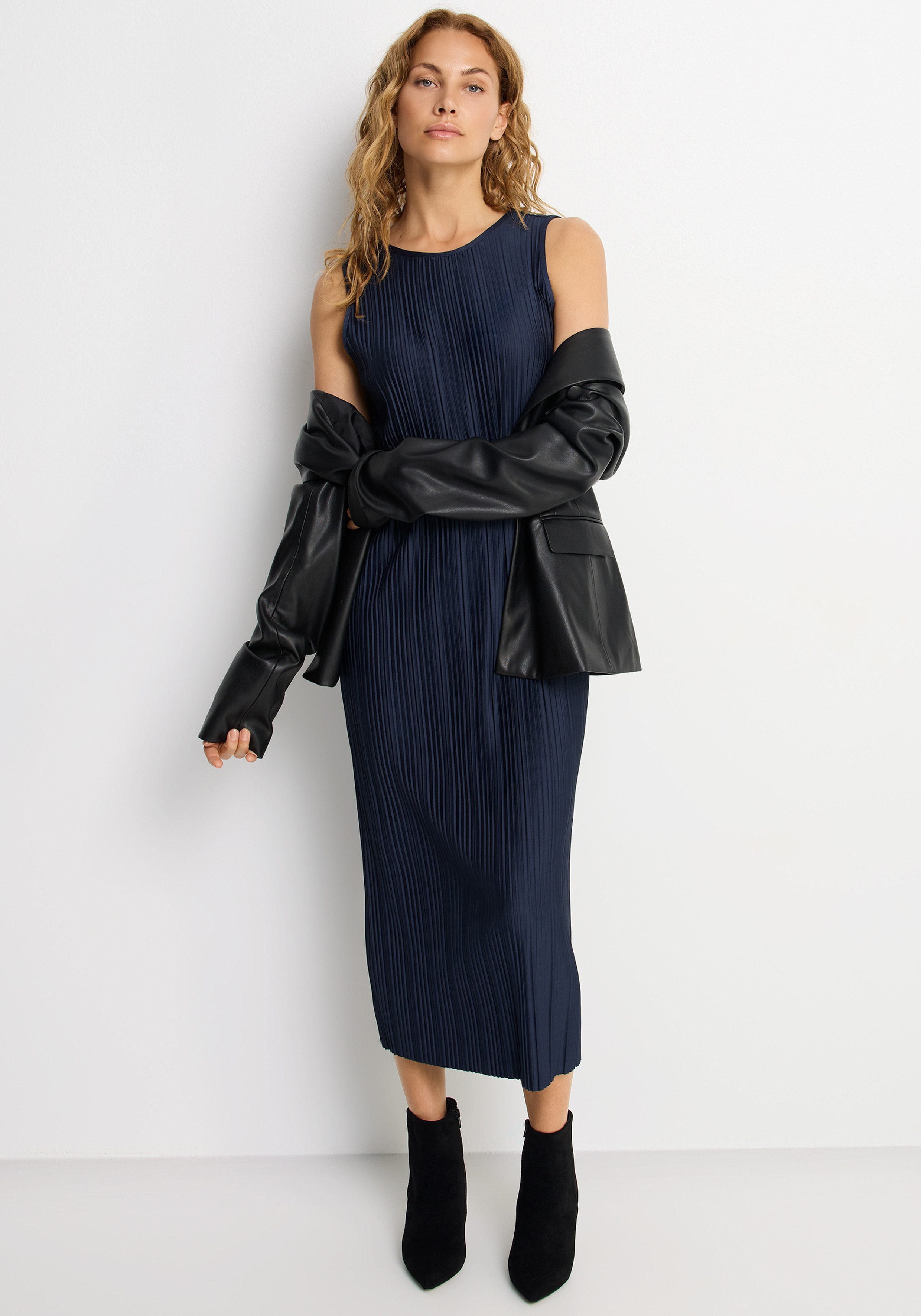 LASCANA Plisseekleid in Midilänge mit gerader Passform Partykleid in Midilänge, elegantes Midikleid mit Plisseefalten
