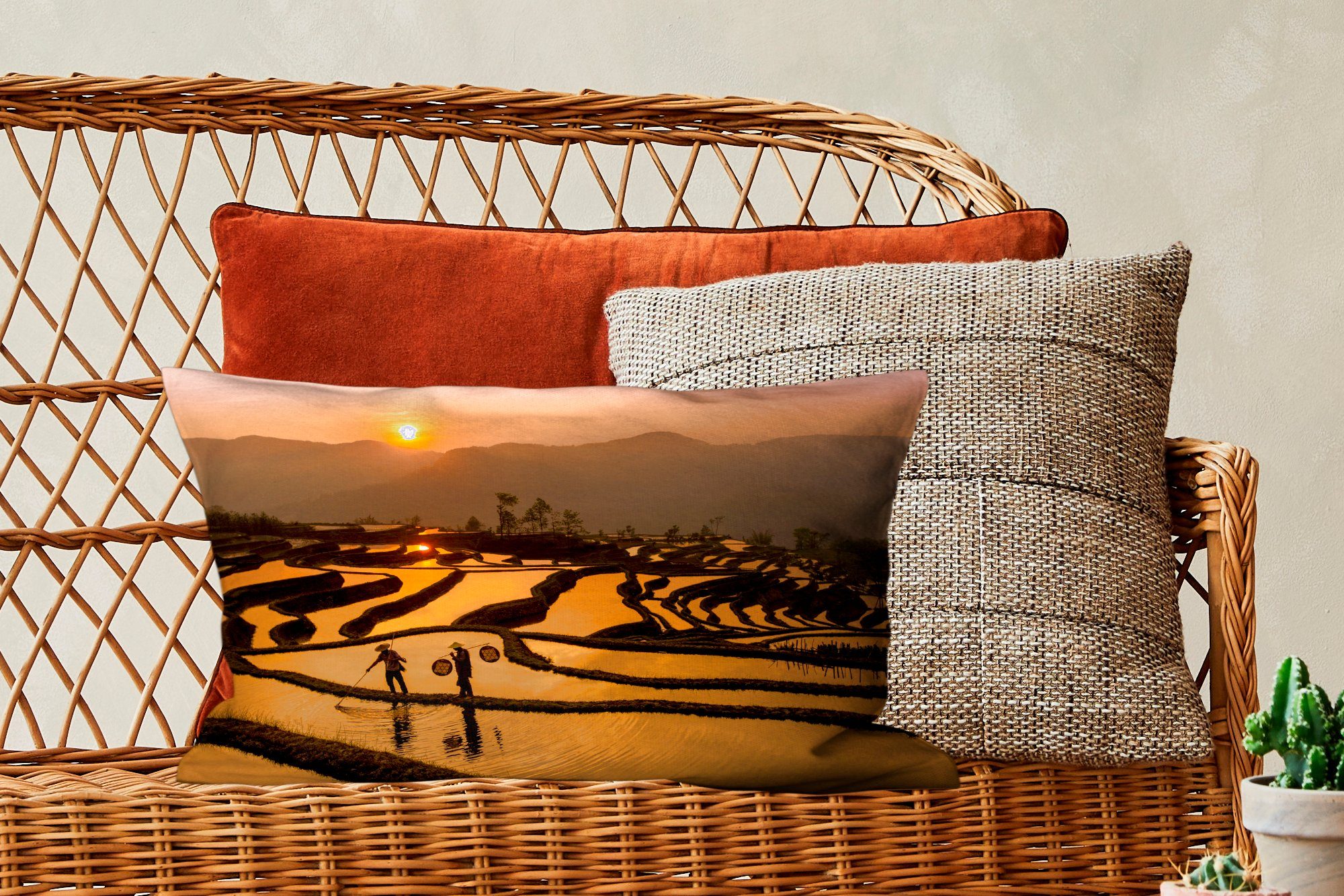 MuchoWow Dekokissen Schönes Dekoration, Füllung, von einem Wohzimmer mit Zierkissen, Dekokissen Sonnenuntergang, bei Bild Reisfeld Schlafzimmer