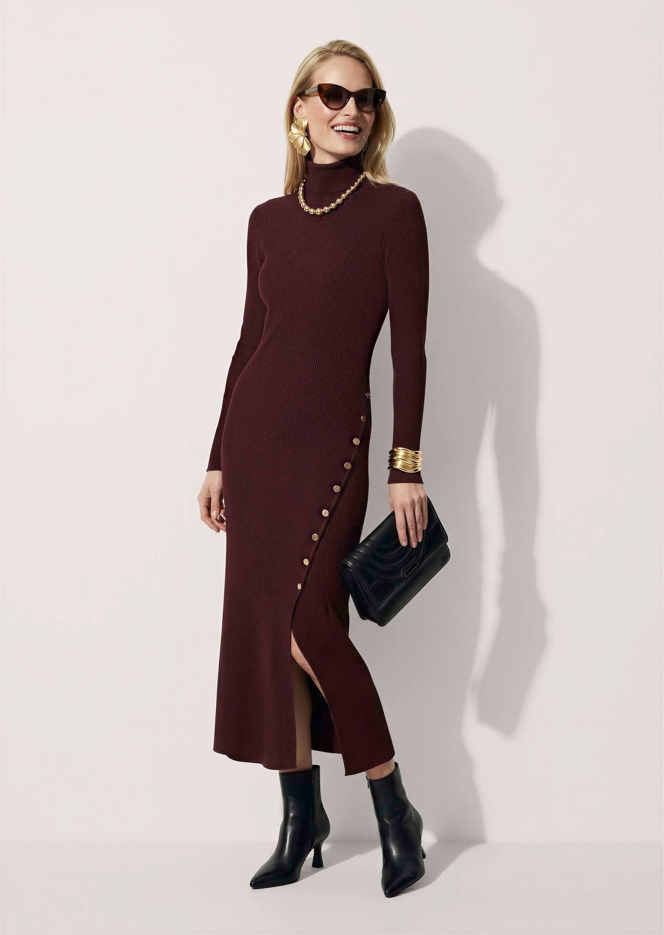 MADELEINE Strickkleid Strickkleid mit Schlitz & Zierknöpfen Figurbetonter Allover-Rippstrick mit elastischem Sitz