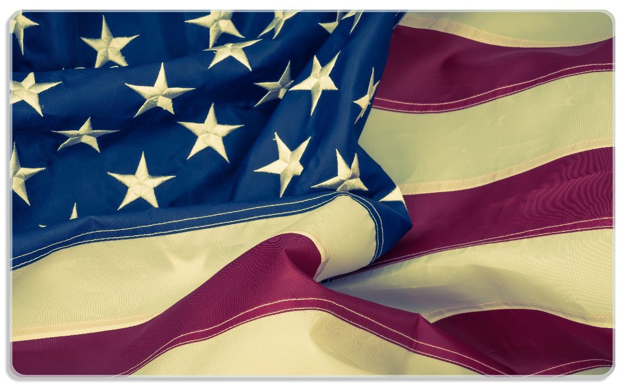 Wallario Frühstücksbrett Amerikanische Flagge im Wind, ESG-Sicherheitsglas, (inkl. rutschfester Gummifüße 4mm, 1-St), 14x23cm