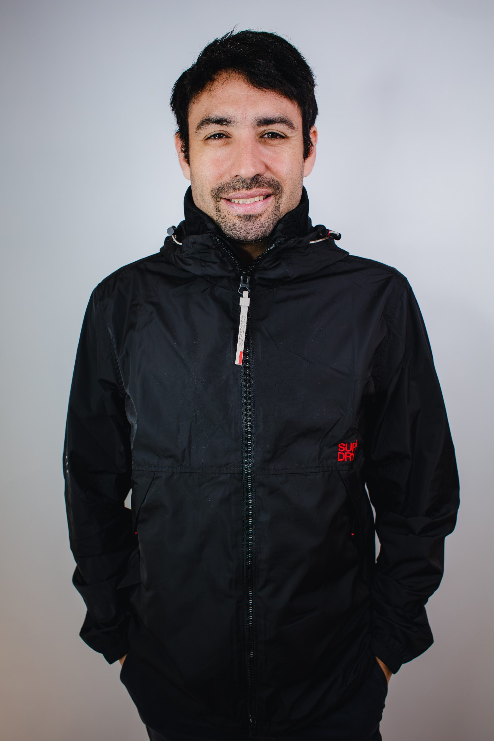 Outdoorjacke Winddichte Jacke mit Kapuze SUPERDRY schwarz