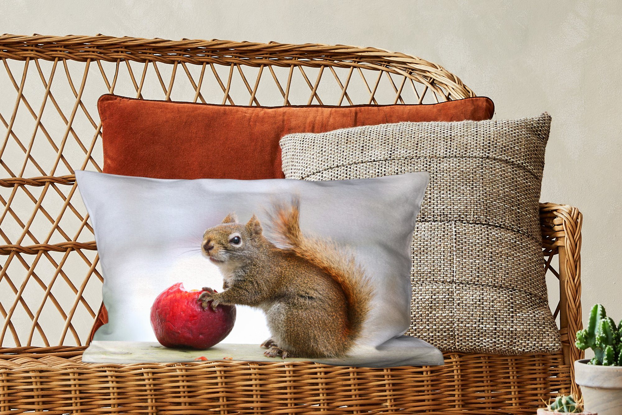 Wohzimmer mit Zierkissen, MuchoWow Schlafzimmer Dekokissen Eichhörnchen Füllung, Apfel, isst einen Dekoration, Dekokissen