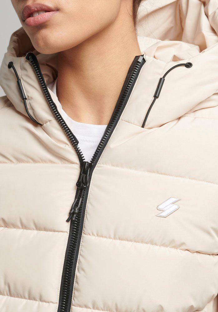 SPIRIT Steppjacke tapioca Superdry wasserabweisendem SPORTS aus PUFFER HOODED Material