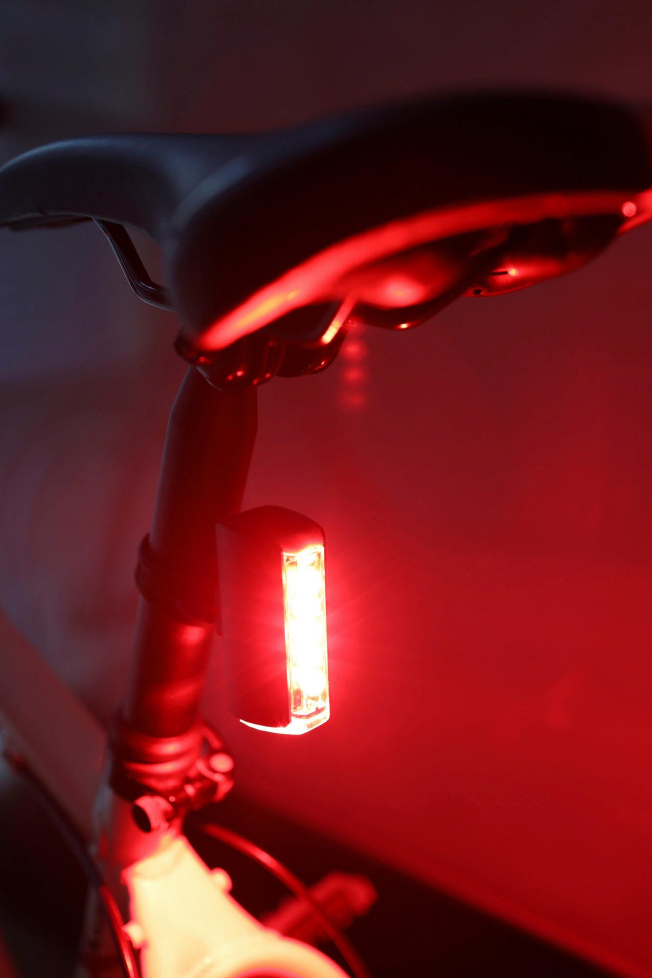FISCHER Fahrrad Fahrrad-Rücklicht LED-Akku Rücklicht TWIN STOP mit Bodenbeleucht. und Bremslichtfunktion