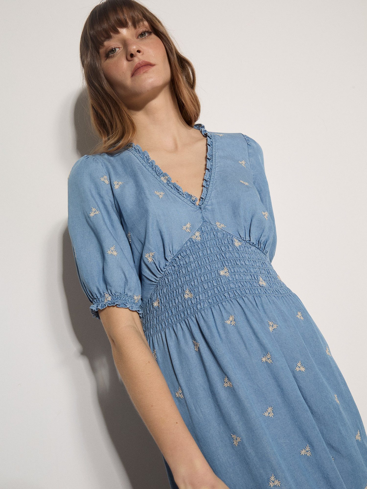Apricot Midikleid Denim Blumen-Stickerei Kleid mit Puffärmeln – Bild 3 von 4
