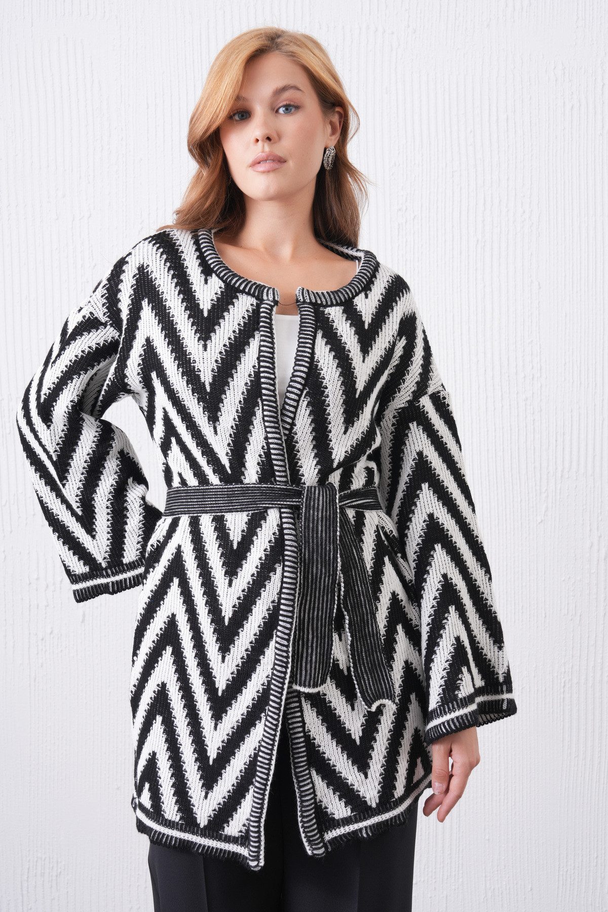 Blusenjacke Strickjacke mit Zickzackmuster und Gürteldetail