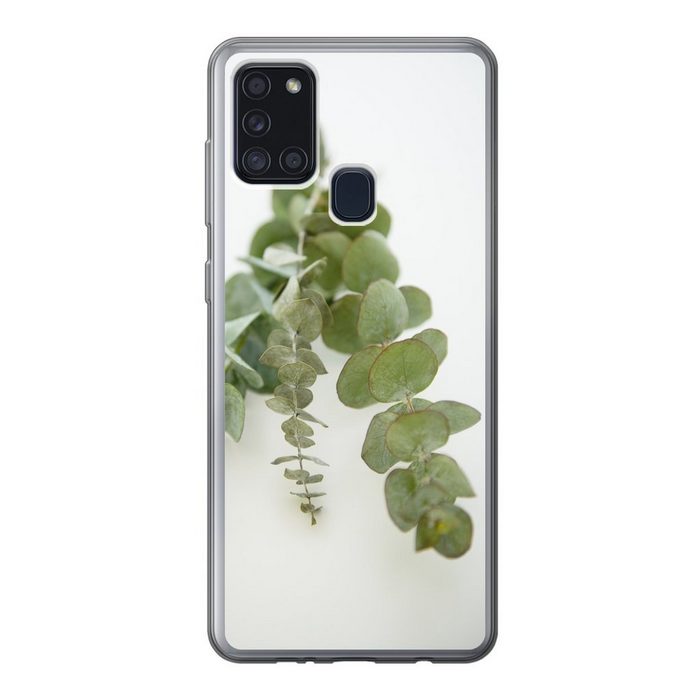 MuchoWow Handyhülle Grüne Eukalyptusblätter auf weißem Hintergrund Handyhülle Samsung Galaxy A21s Smartphone-Bumper Print Handy
