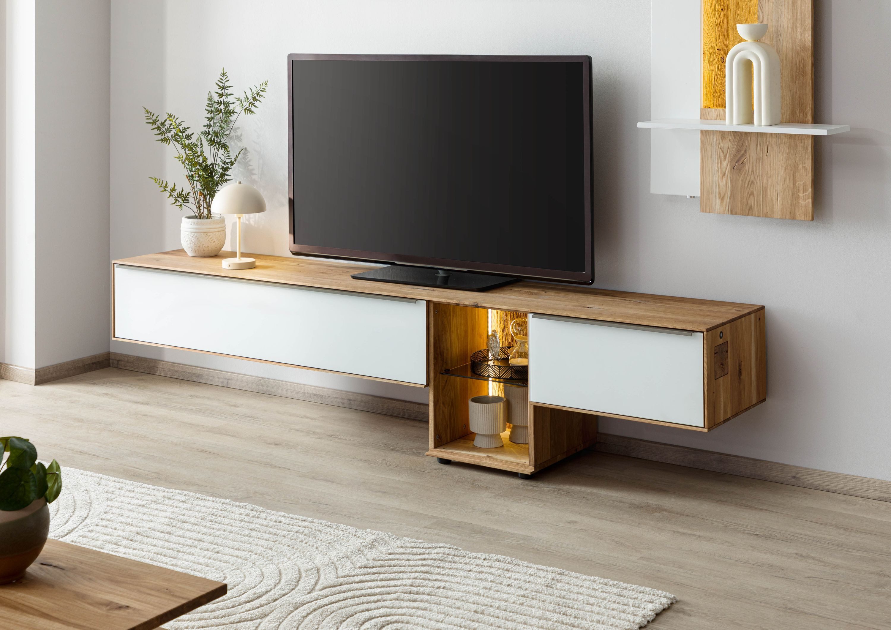 Massivmoebel24 Lowboard WIEN (Massivholz), Wildeiche 240x43x55 natur geölt / Glas weiß WIEN #110