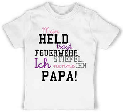 Shirtracer T-Shirt »Mein Held Papa Feuerwehrmann - Feuerwehr Geschenke Baby - Baby T-Shirt kurzarm« tshirt papa baby - daddy t-shirt - mein held trägt feuerwehrstiefel