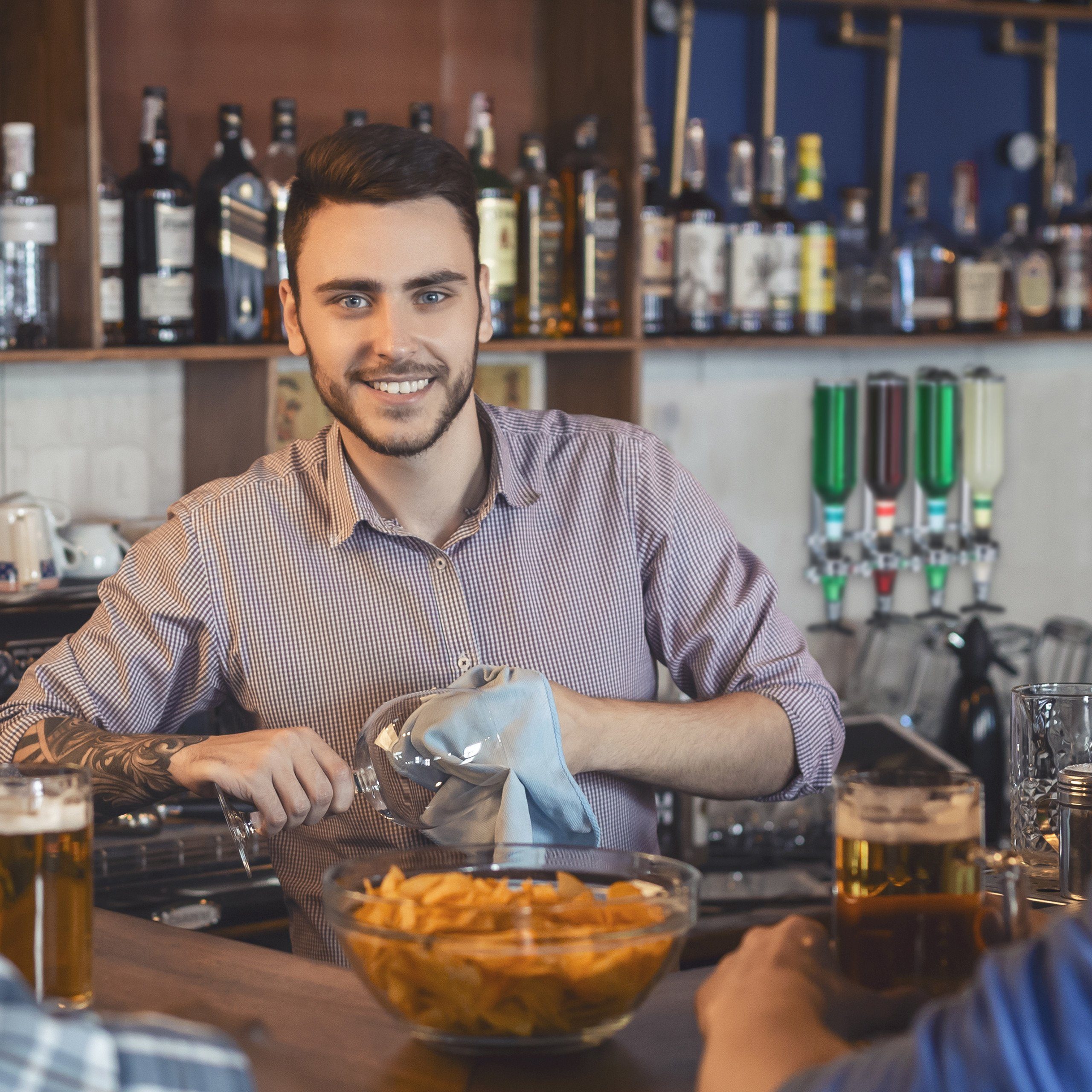 relaxdays Getränkespender Flaschenhalter Wand