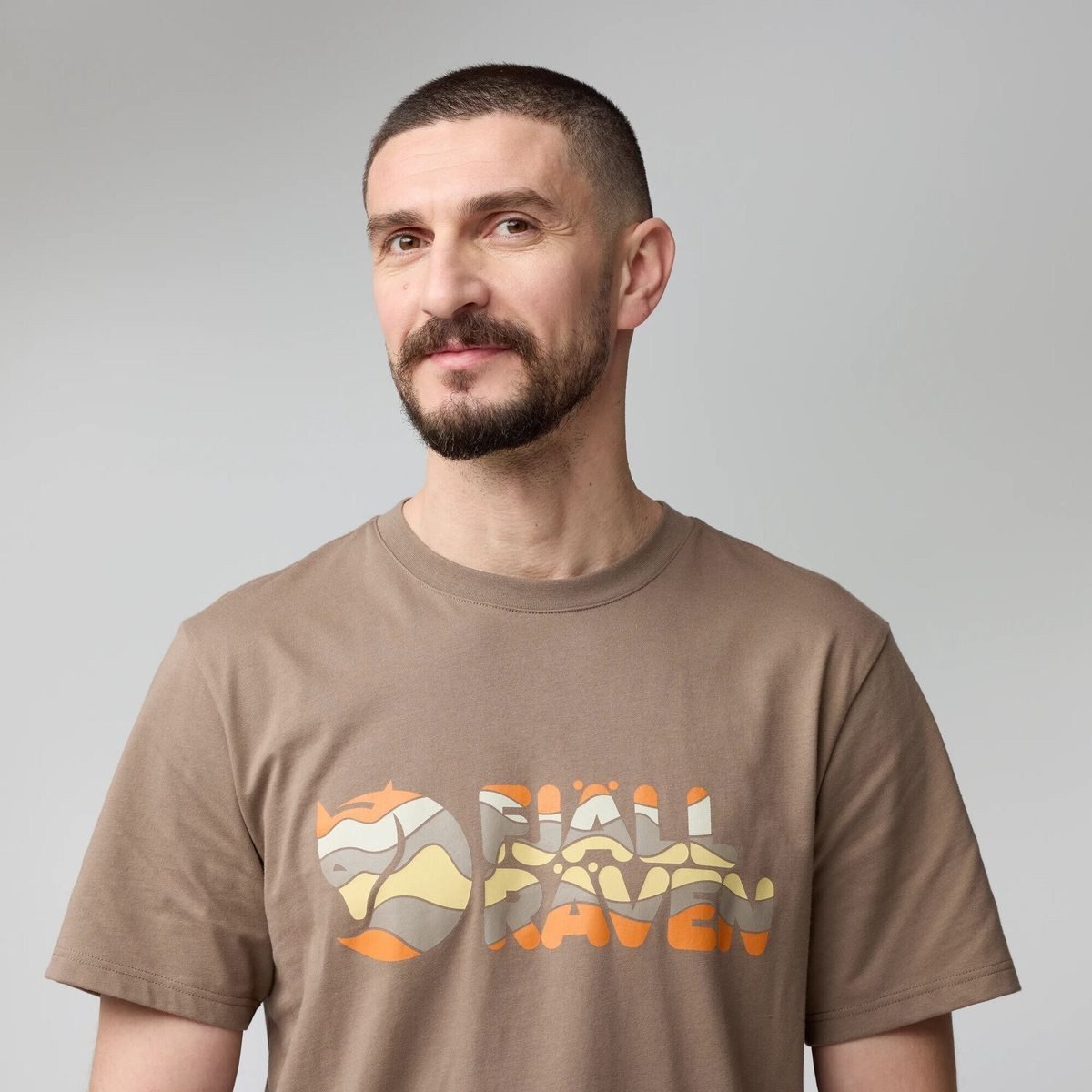 Fjällräven Kurzarmshirt Multicolor Logo T-shirt M Bequemes T-Shirt aus Bio-Baumwolle mit farbigem Logo, ideal für