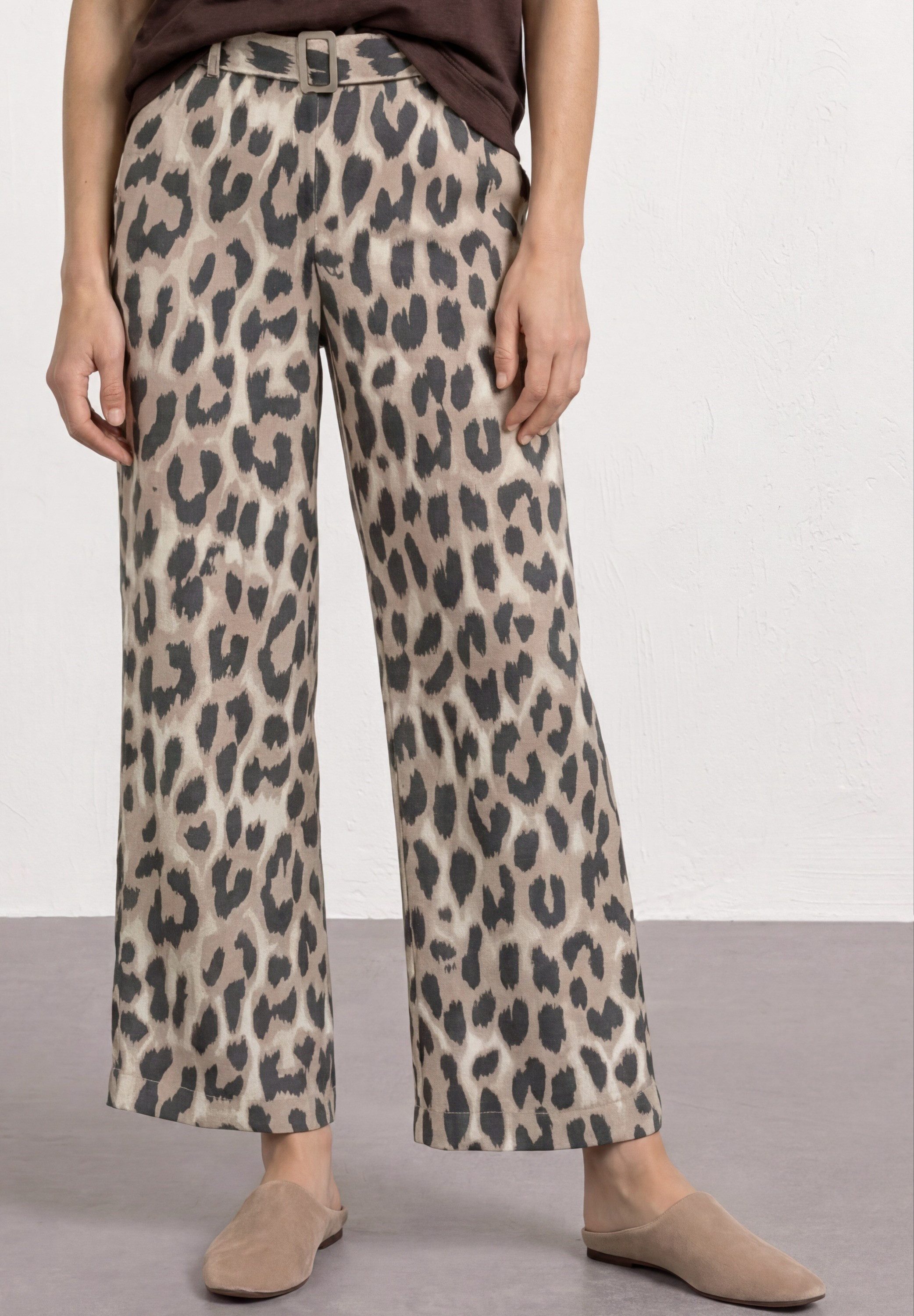 STREET ONE Stoffhose mit Gürtel und Leo-Print