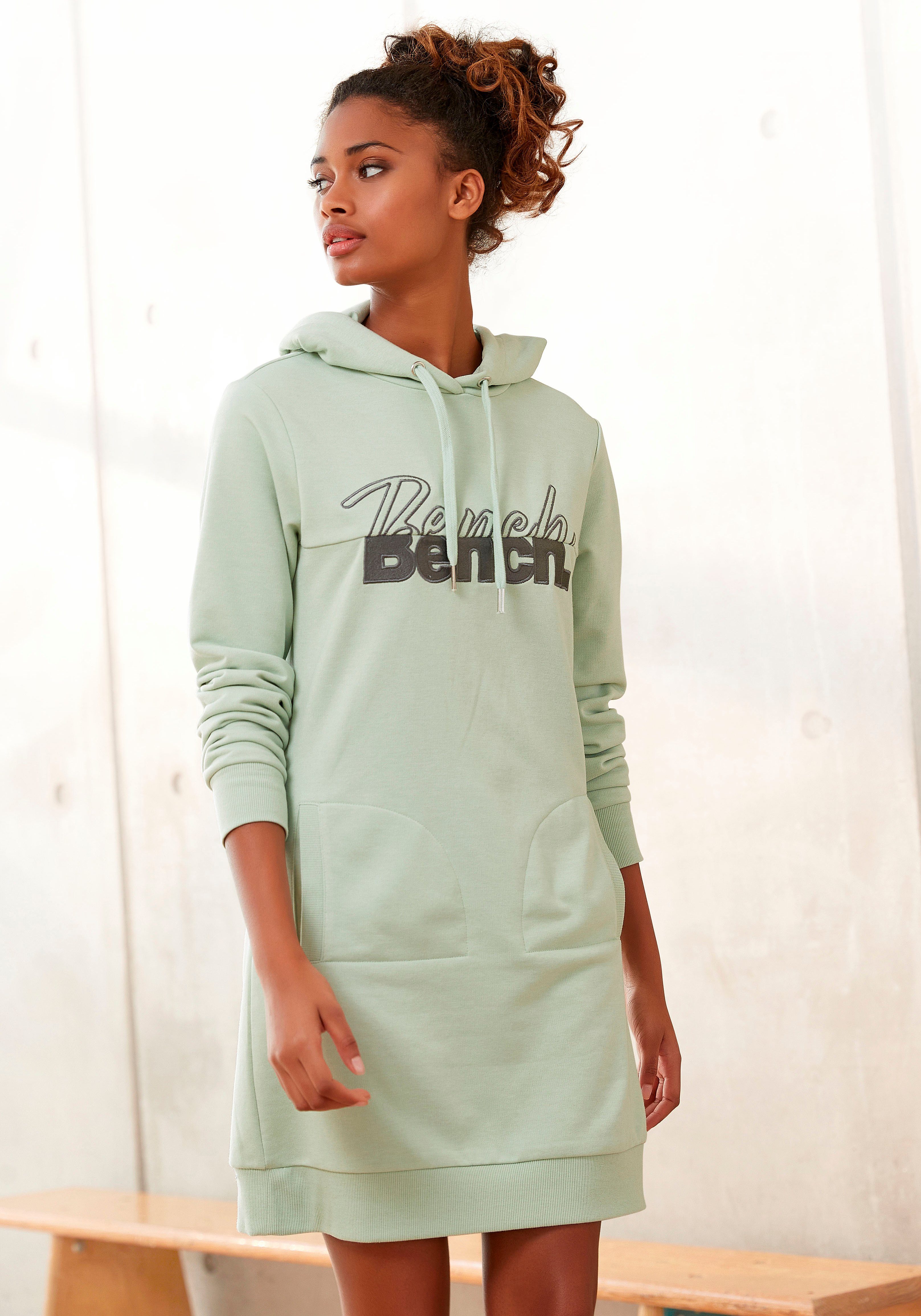 Bench. Logostickerei mint-melange mit aufwendiger Sweatkleid