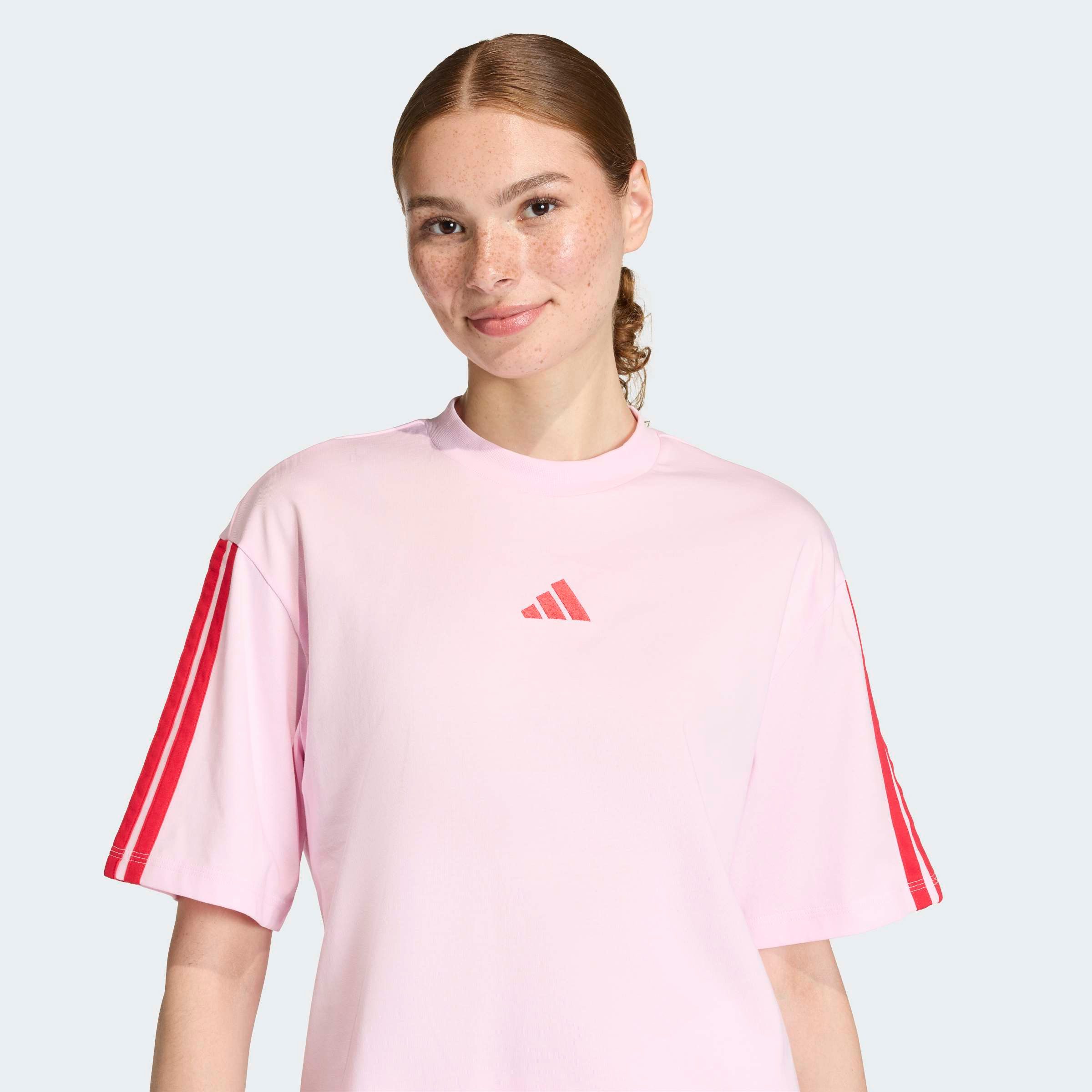 adidas Sportswear T-Shirt ESSENTIALS 3-STREIFEN BOYFRIEND lockere Passform, Kurzarmdesign, sportlicher Stil, aus Baumwolle