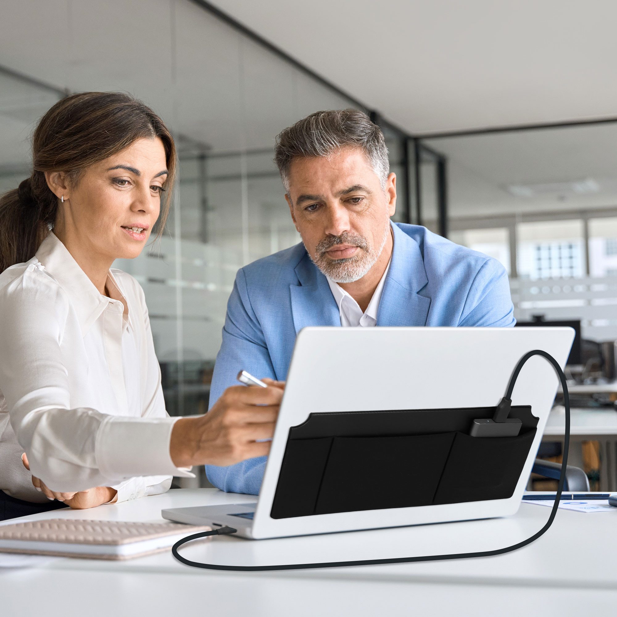 kwmobile Organizer für Laptops - Tasche für Wireless Mouse / Portable SSD / externe HDD-Festplatte, Halterung Aufbewahrung für SSD externe Festplatte HDD Zubehö – Bild 5 von 5