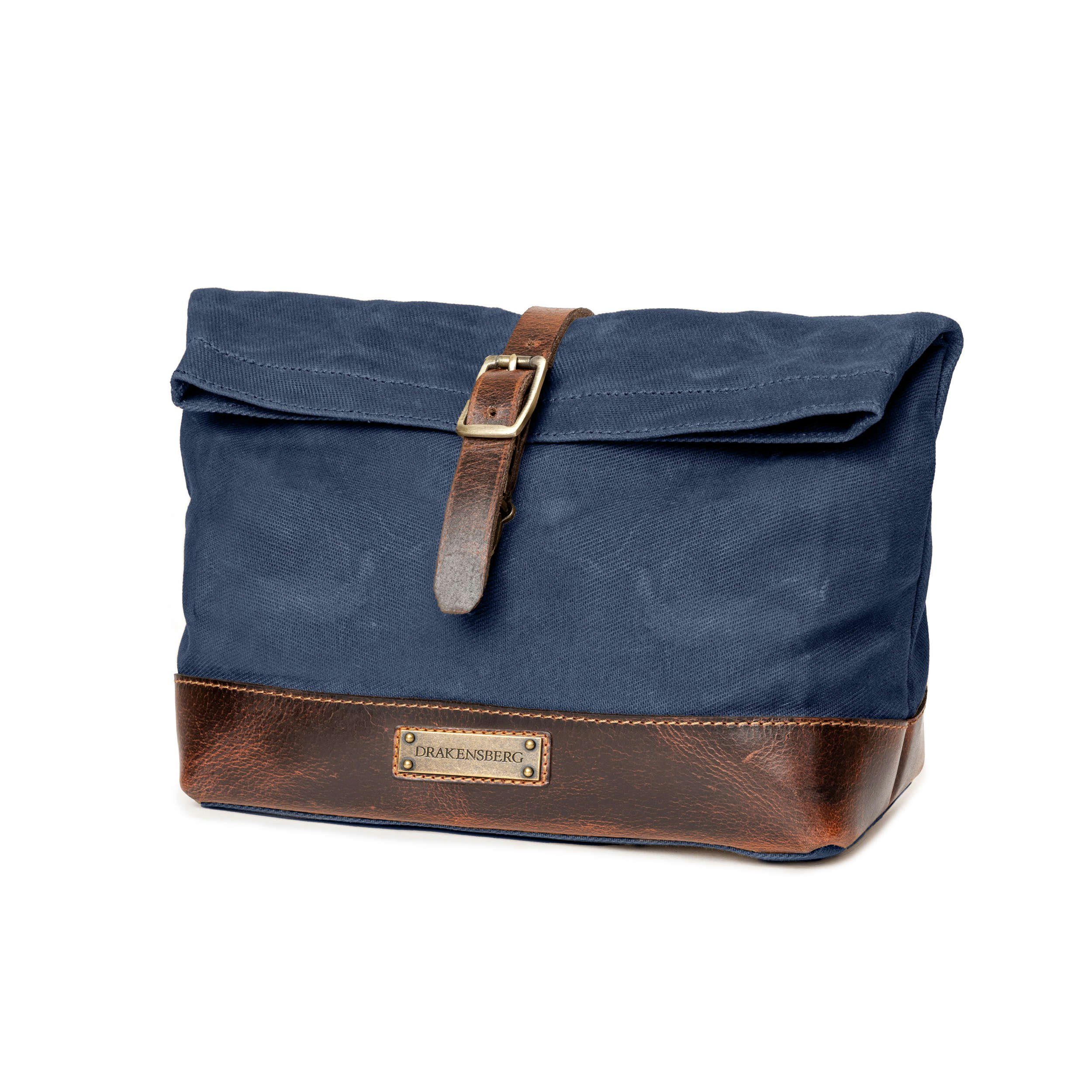 DRAKENSBERG Kulturbeutel »Otis« Ozean-Blau, große wasserfeste Fold-Top Kulturtasche, gewachstes Canvas, Leder