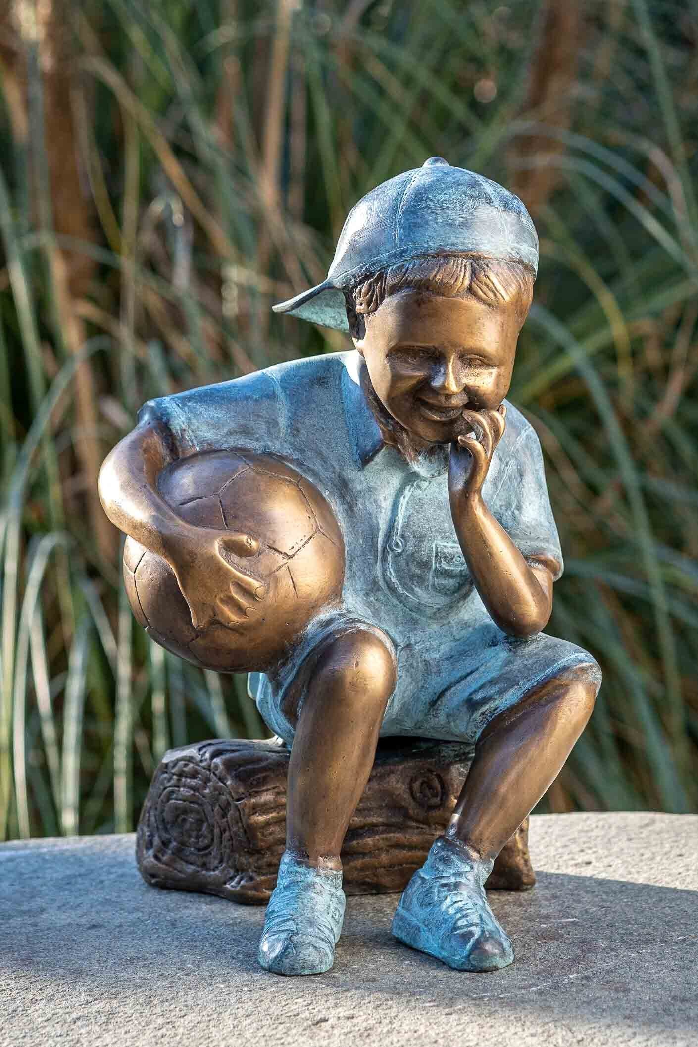 IDYL Gartenfigur IDYL Bronze-Skulptur Junge mit einem Ball, Bronze – sehr robust – Langlebig – witterungsbeständig gegen Frost, Regen und UV-Strahlung. Die Modelle werden in Wachsausschmelzverfahren in Bronze gegossen und von Hand patiniert.