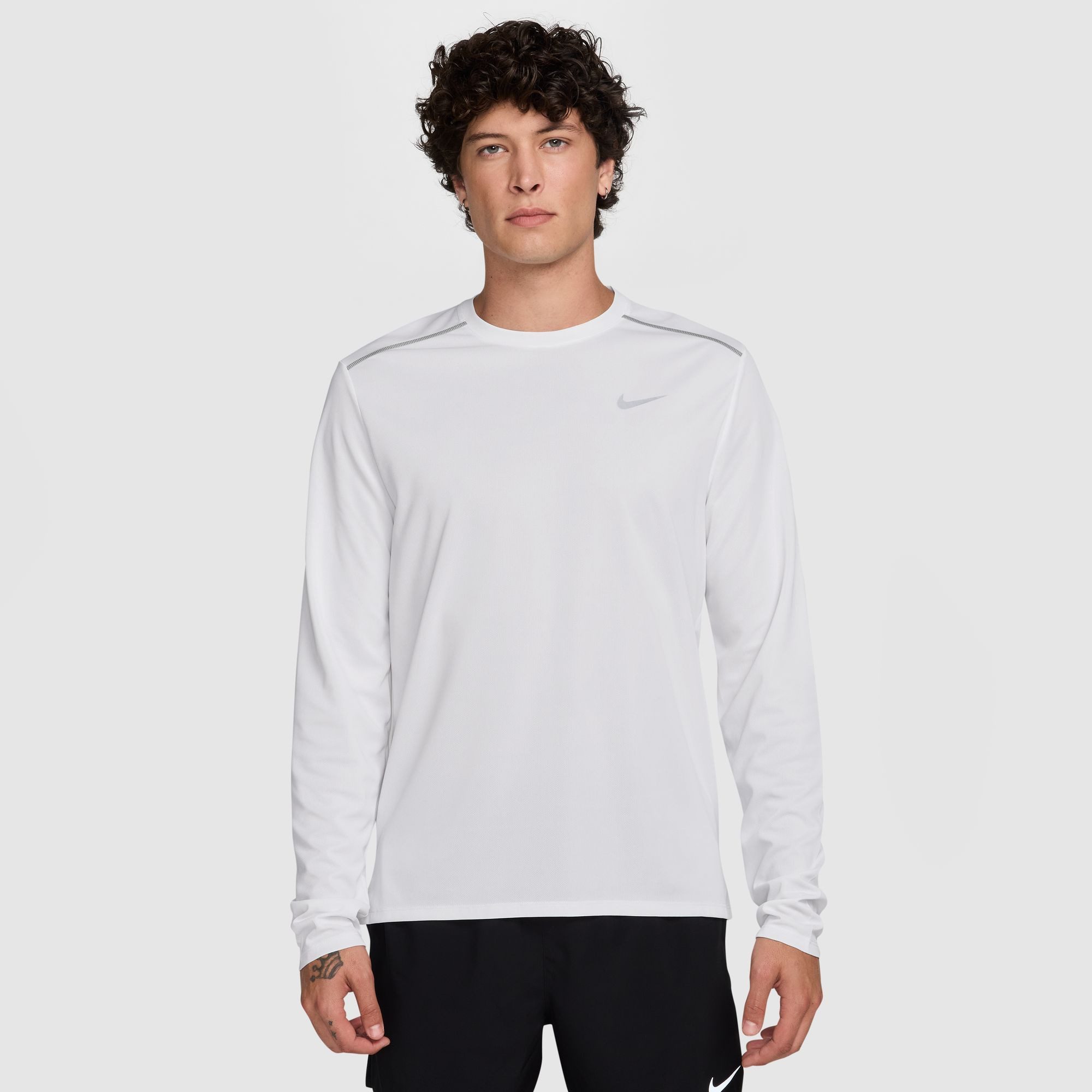 Nike Laufshirt M NK DF UV MILER LS TOP mit Rundhalsausschnitt, Kurzarm, schnell trocknend, atmungsaktiv