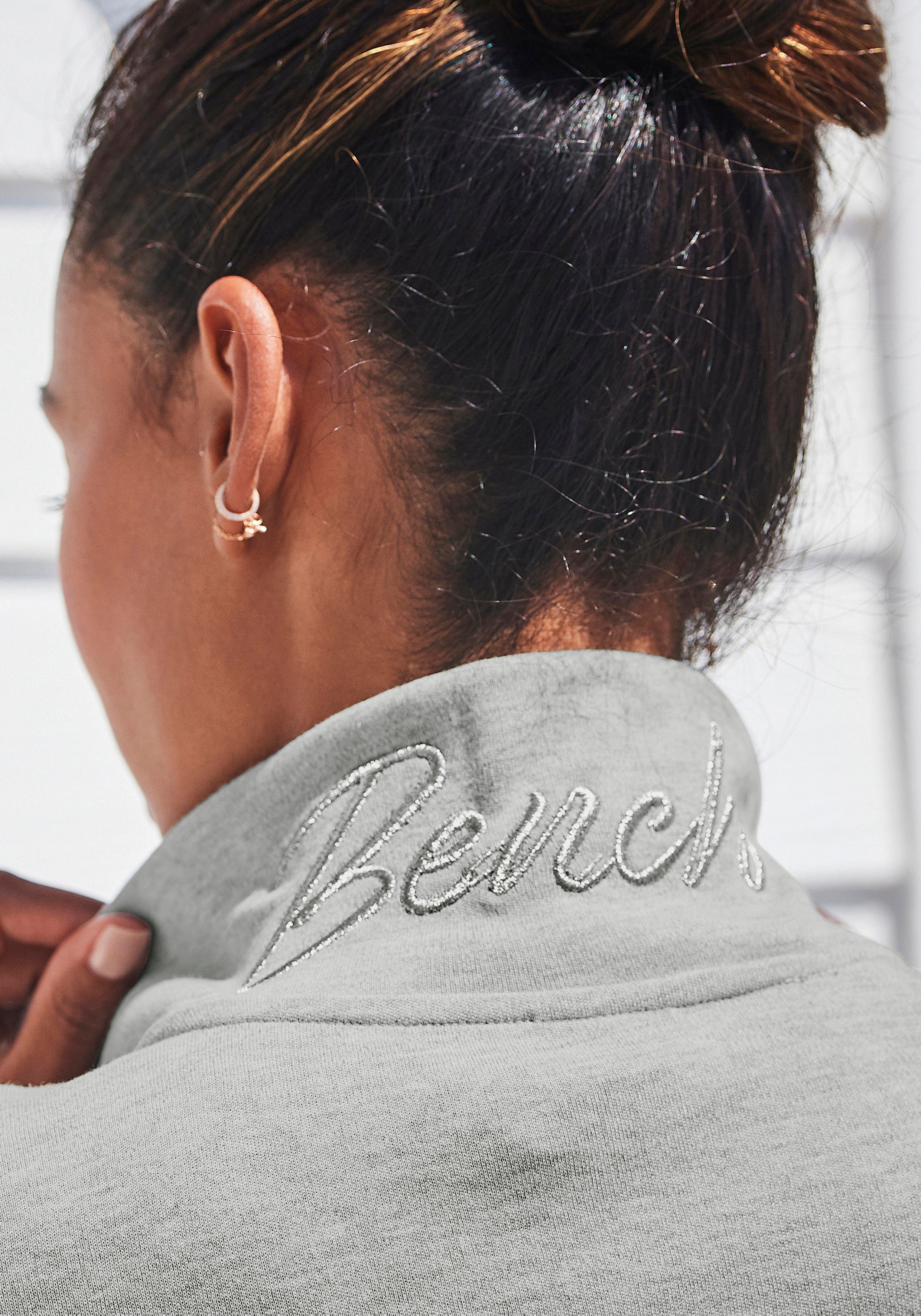 Bench. Loungewear Sweatjacke mit glänzender Logostickerei am Stehkragen, Loungeanzug