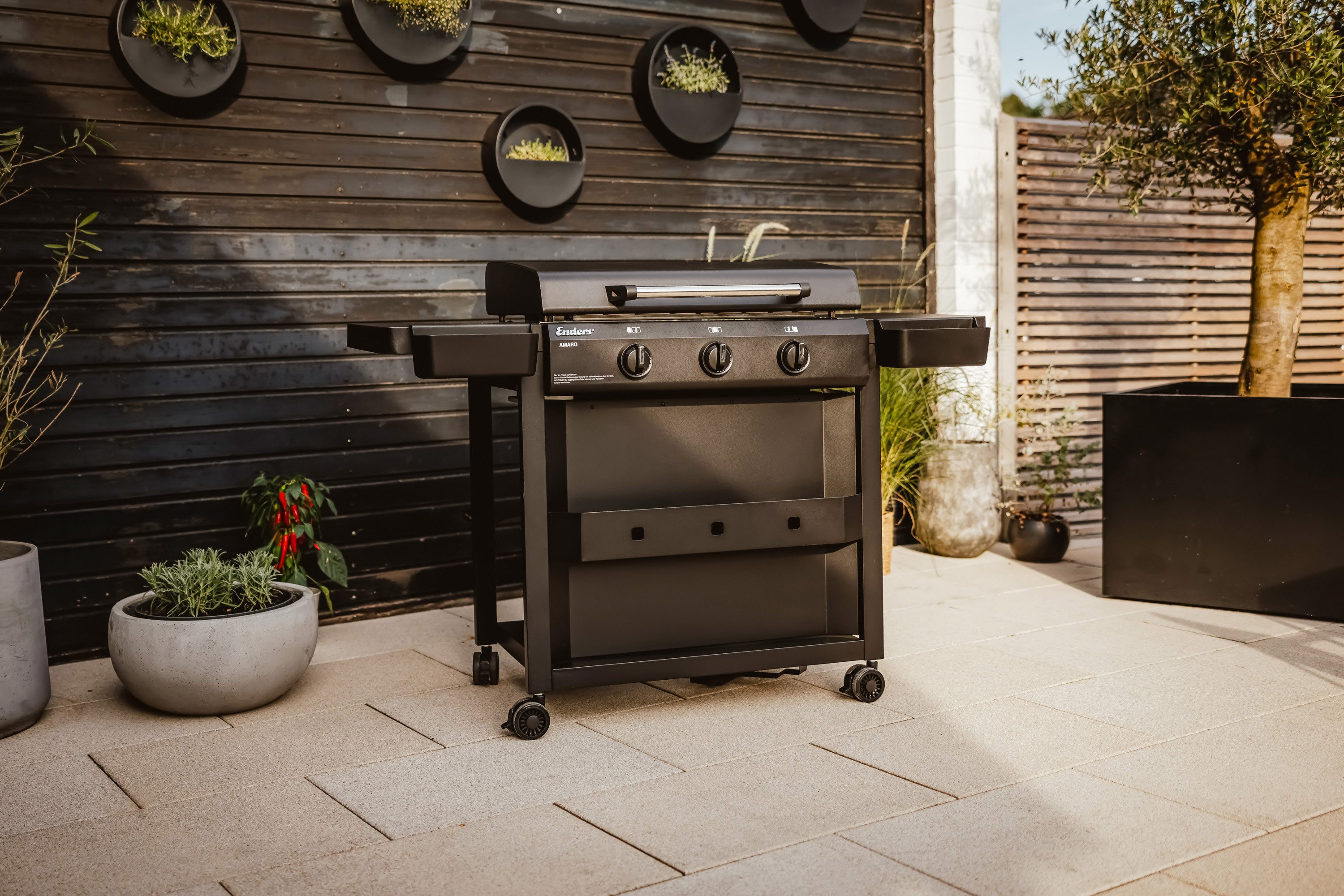 Enders® Gasgrill Amaro 3, Planchagrill, mit Ablage, Klappbarer Seitentisch, Grillrost Edelstahl