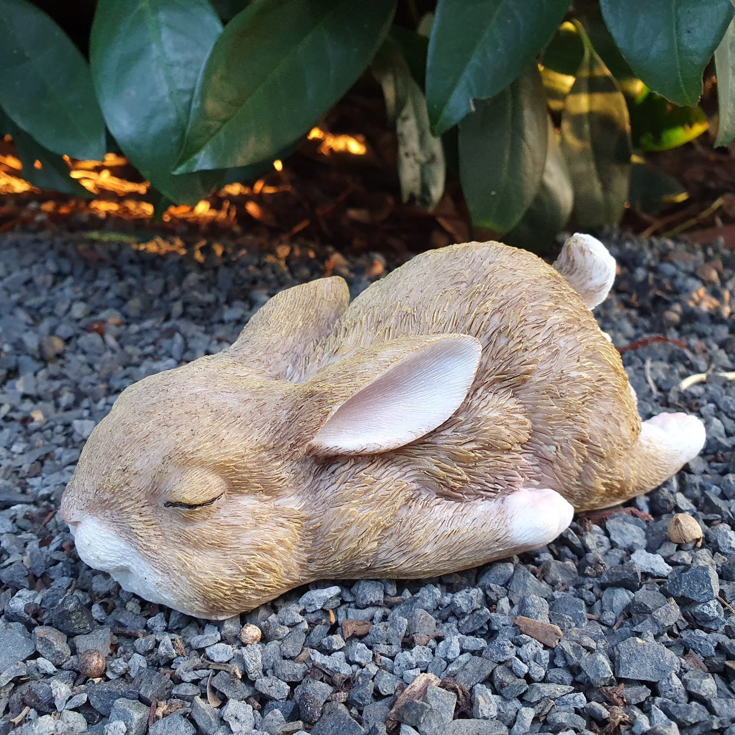 Aspinaworld Gartenfigur Hase Figur liegend schlafend 20 cm – für Pflanzfläche