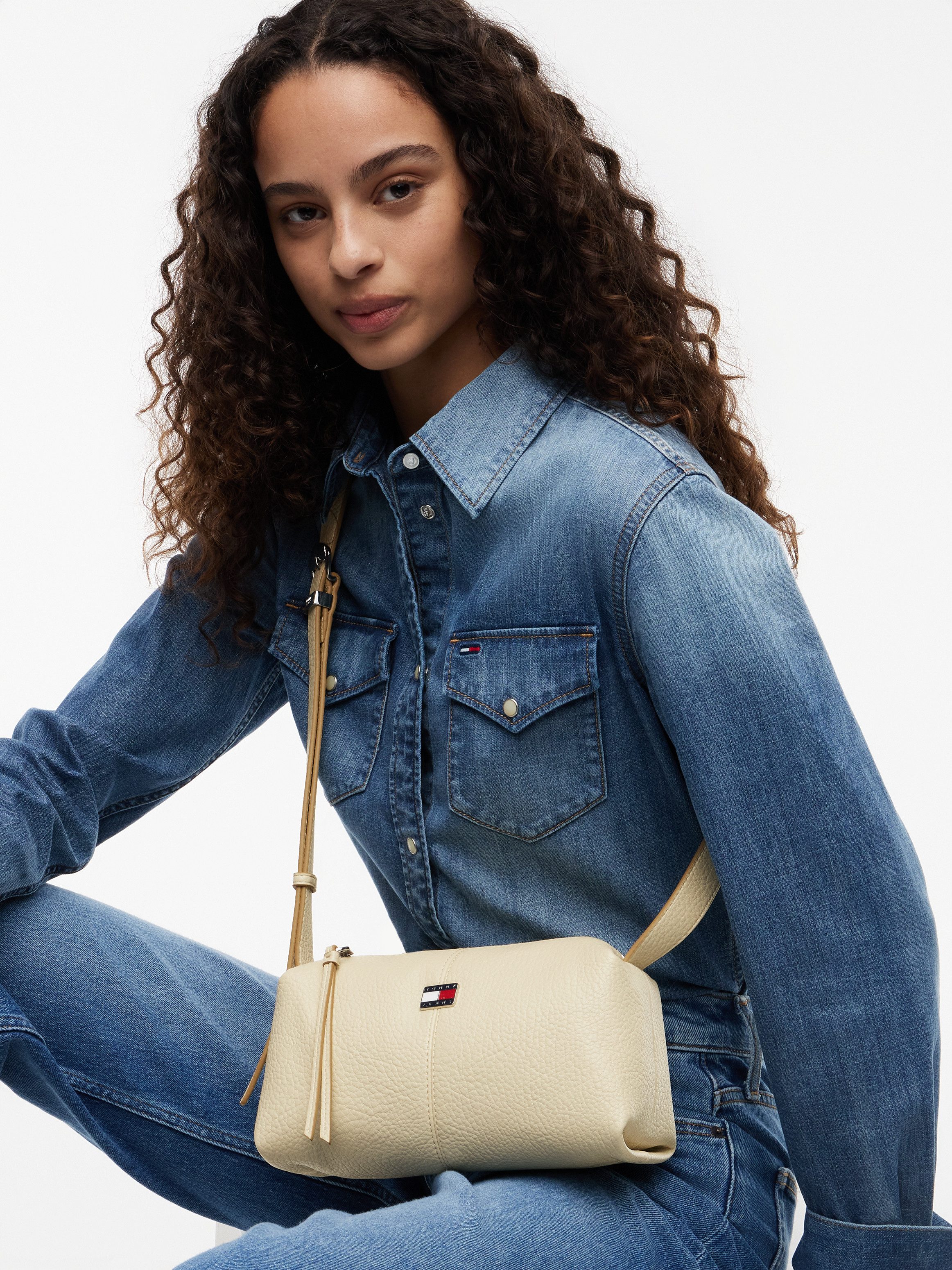 Tommy Jeans Umhängetasche TJW SLOUCHY CITY CAMERA BAG, Unisex Schultertasche, Kamerabag mit Logoflaggen-Emblem