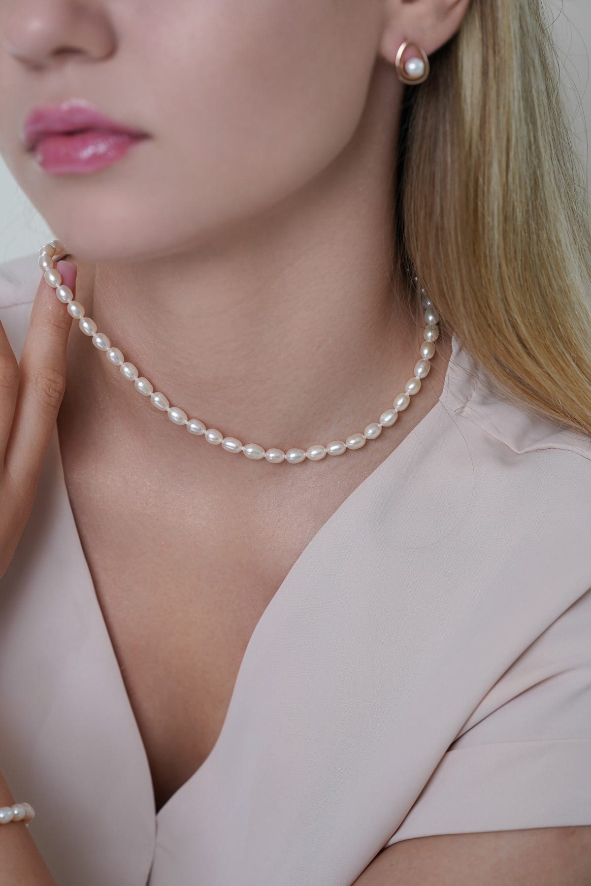 Gaura Pearls Perlenkette Leichter Choker weiß reisförmig 5-5.5 mm 40 cm Süßwasserzuchtperlen