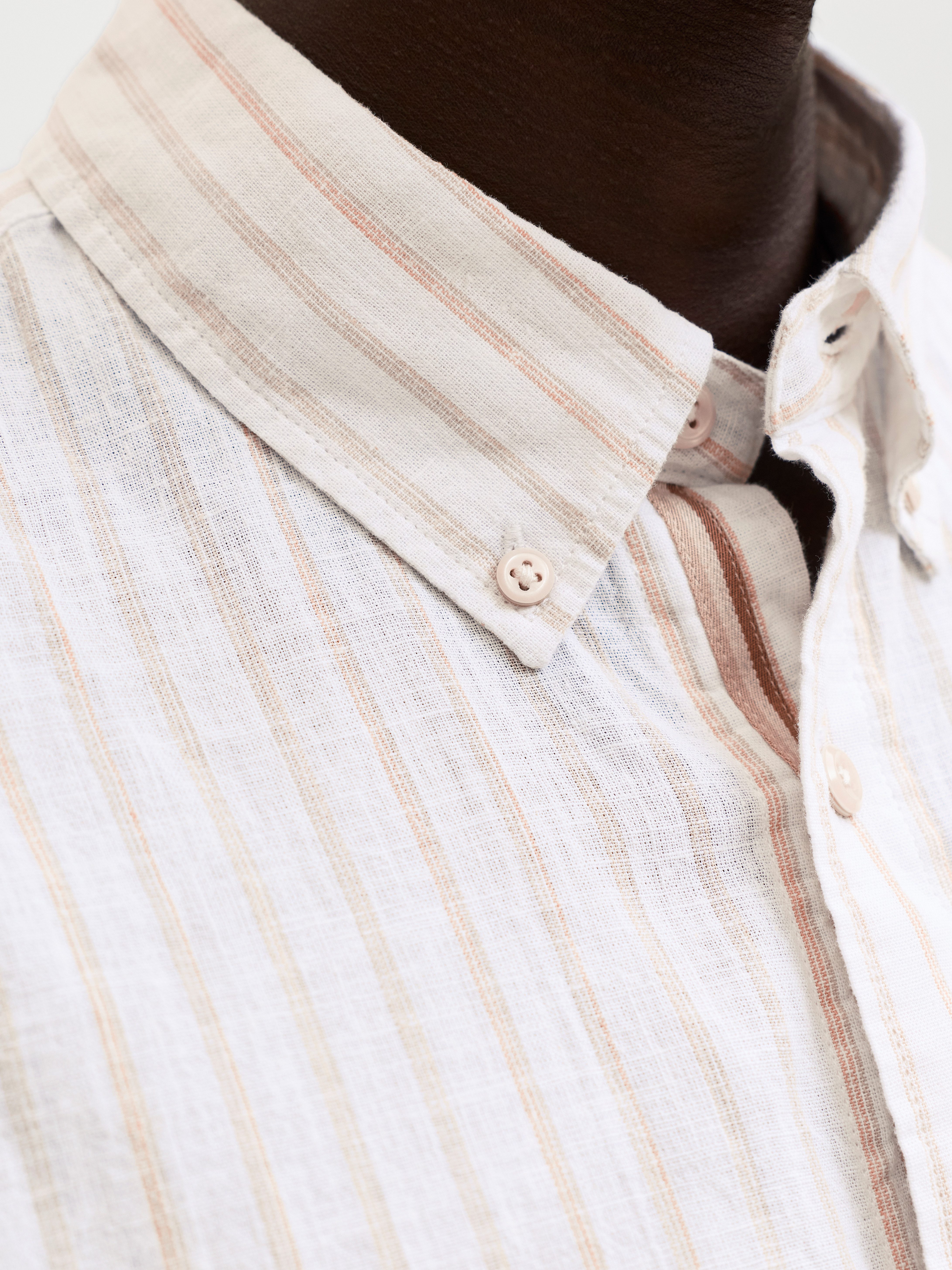Jack & Jones Kurzarmhemd JPRBLUSUMMER LIN. BL. SHIELD SS SHIRT SN mit Stickerei